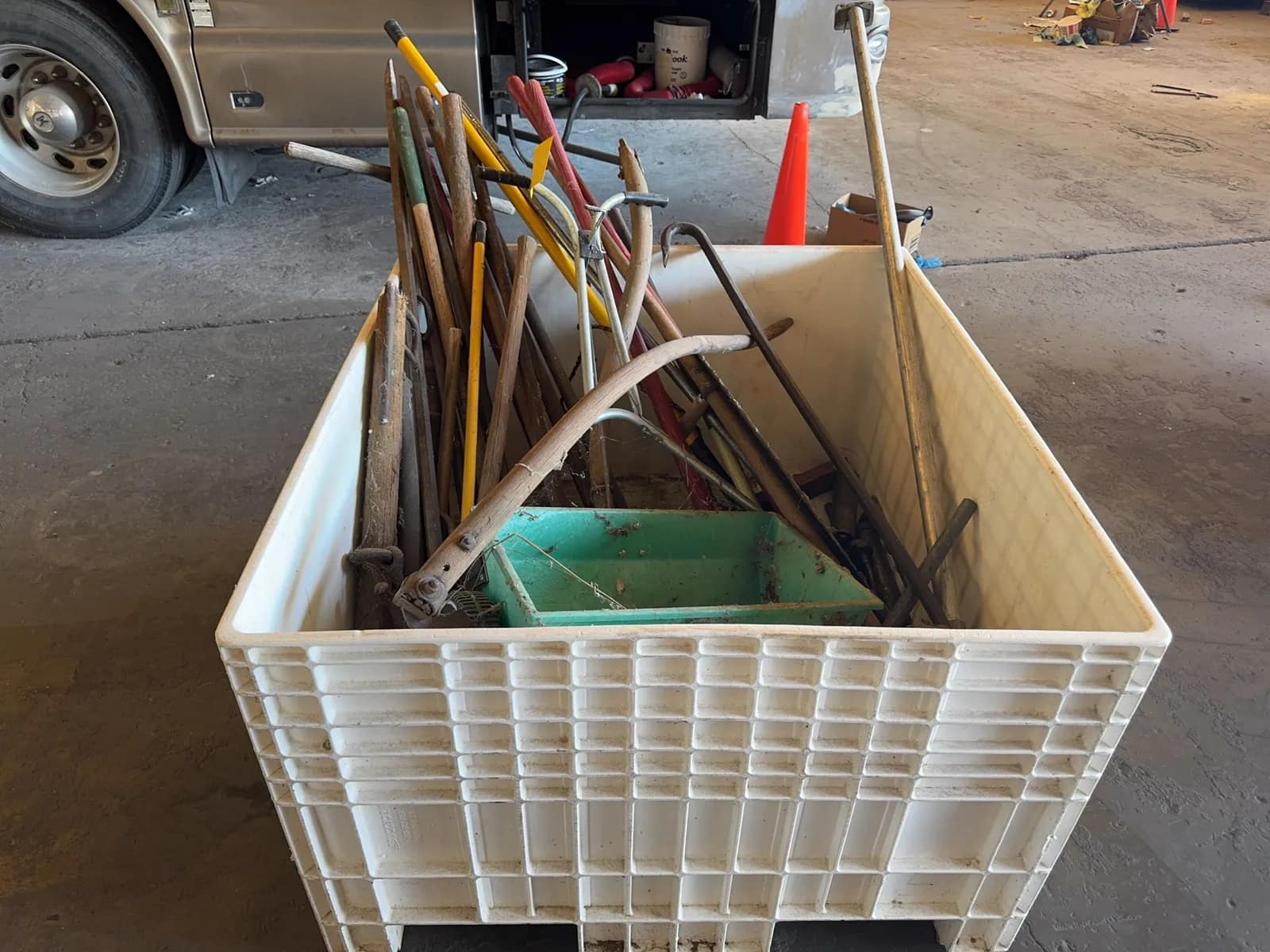 contents-of-bin-shovels-hand-tools-and-gardening-tools-bin-not-included-muh58lfw