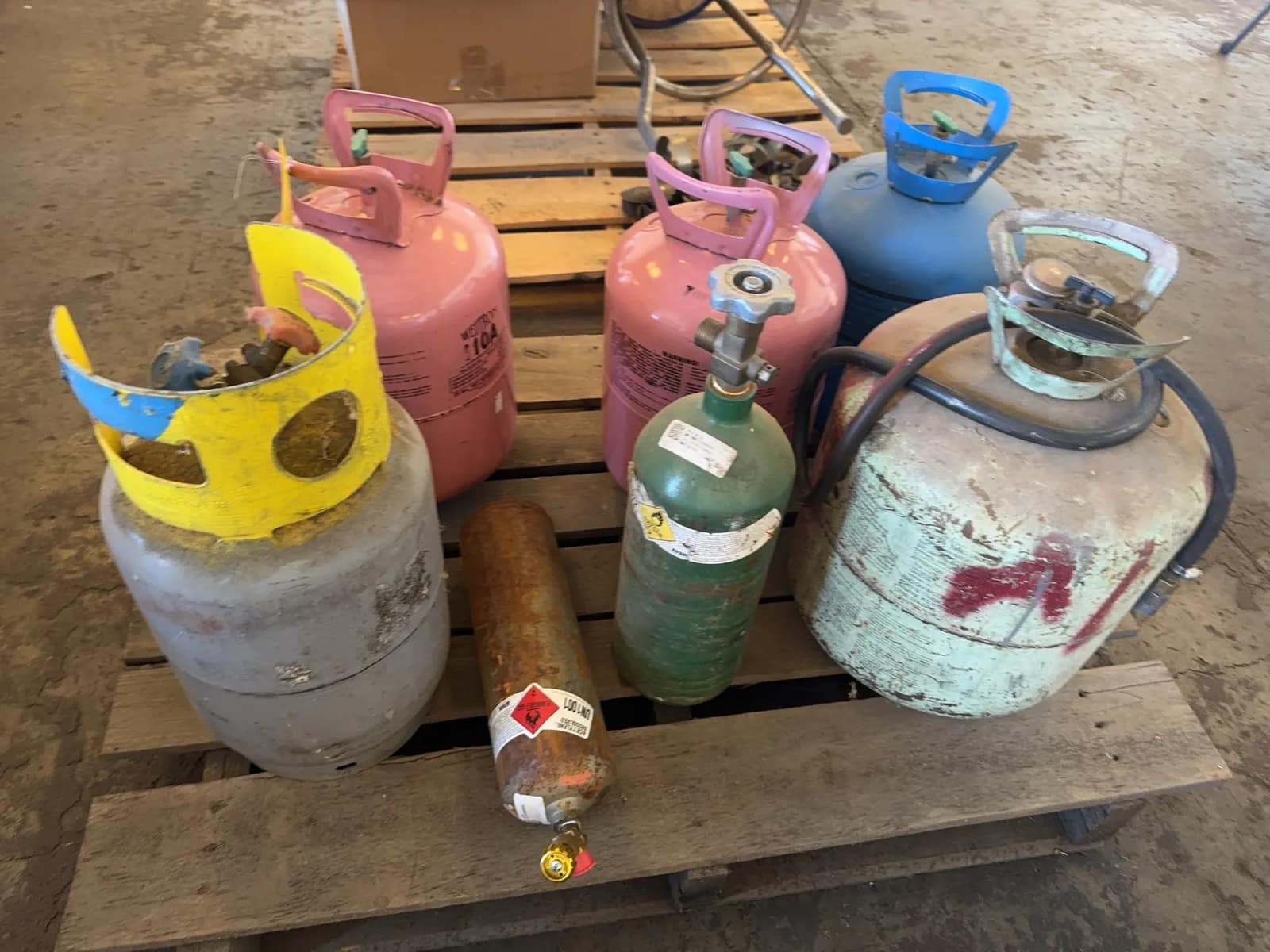 7-assorted-compressed-gas-bottles-muh8s8cn
