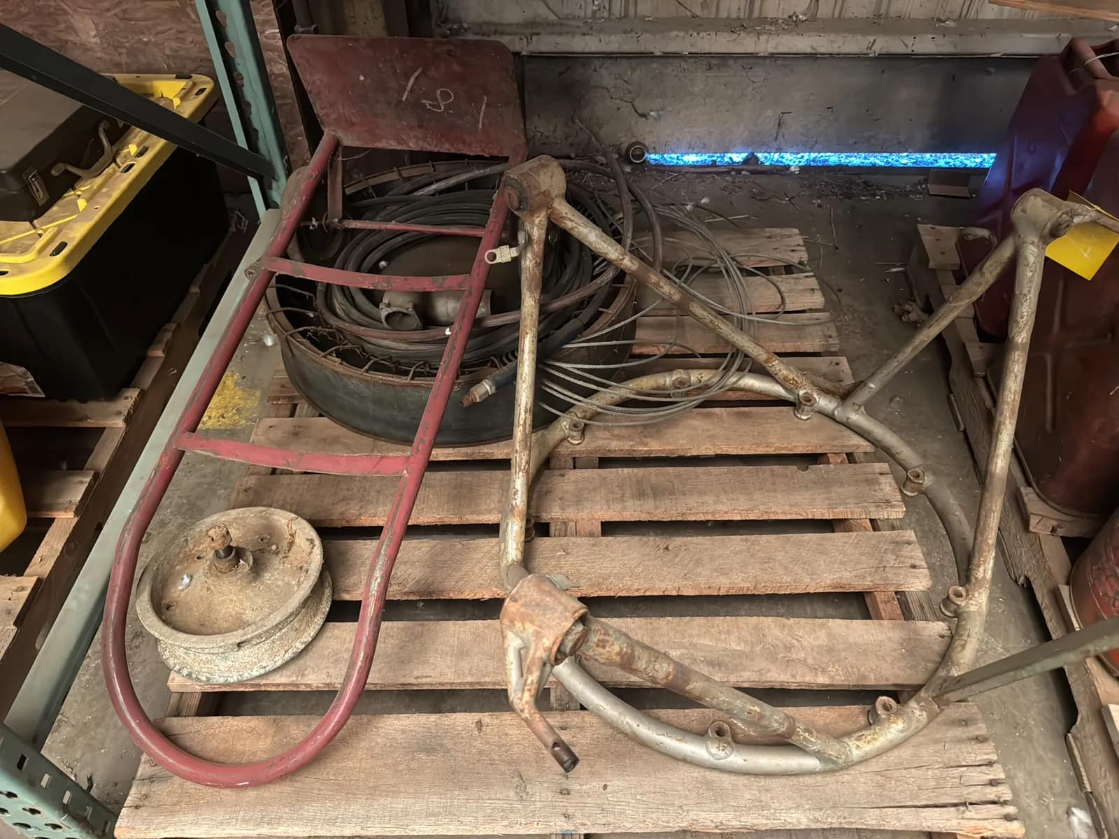 pallet-of-assorted-air-hoses-dolly-and-more-munaqzvw