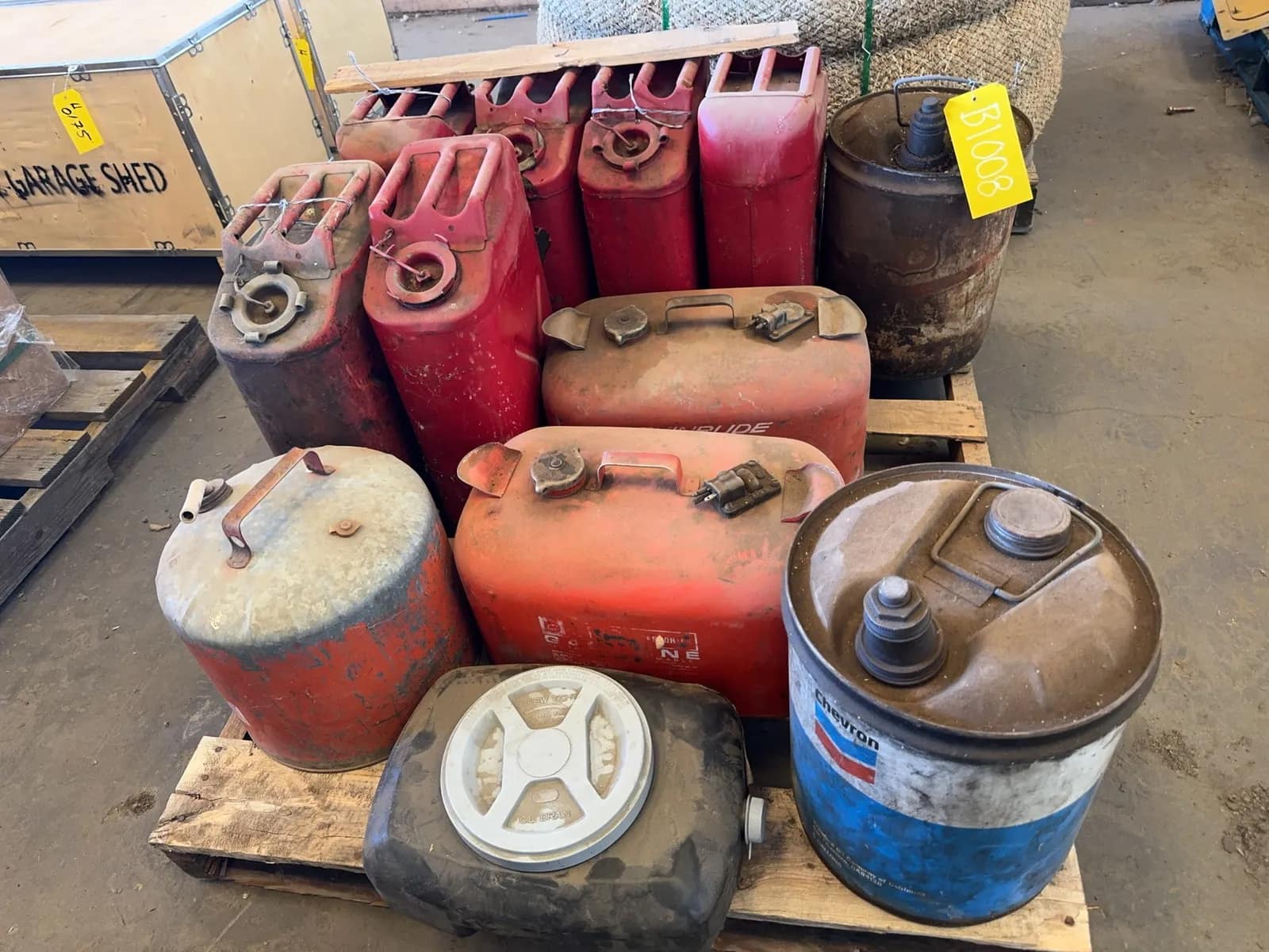 pallet-of-11-assorted-gas-tanks-mtj0pzyd