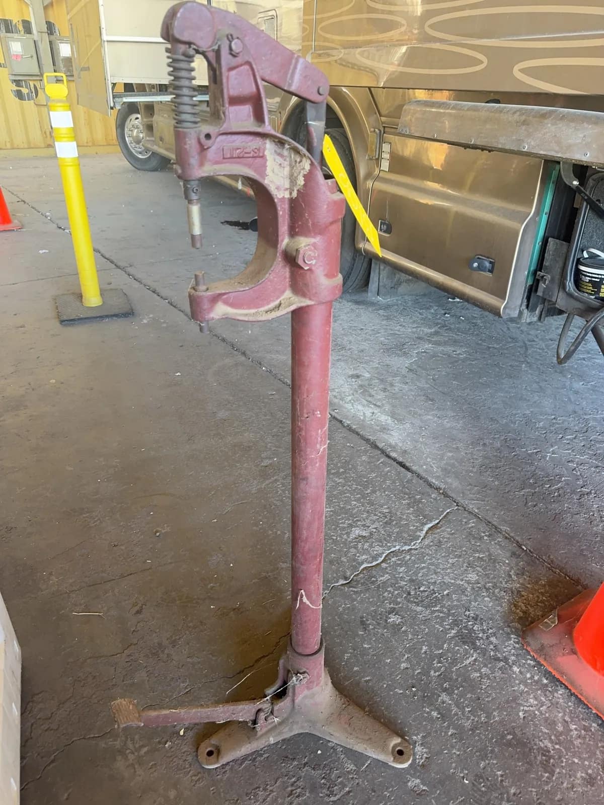 rivet-press-mtj0q2b3