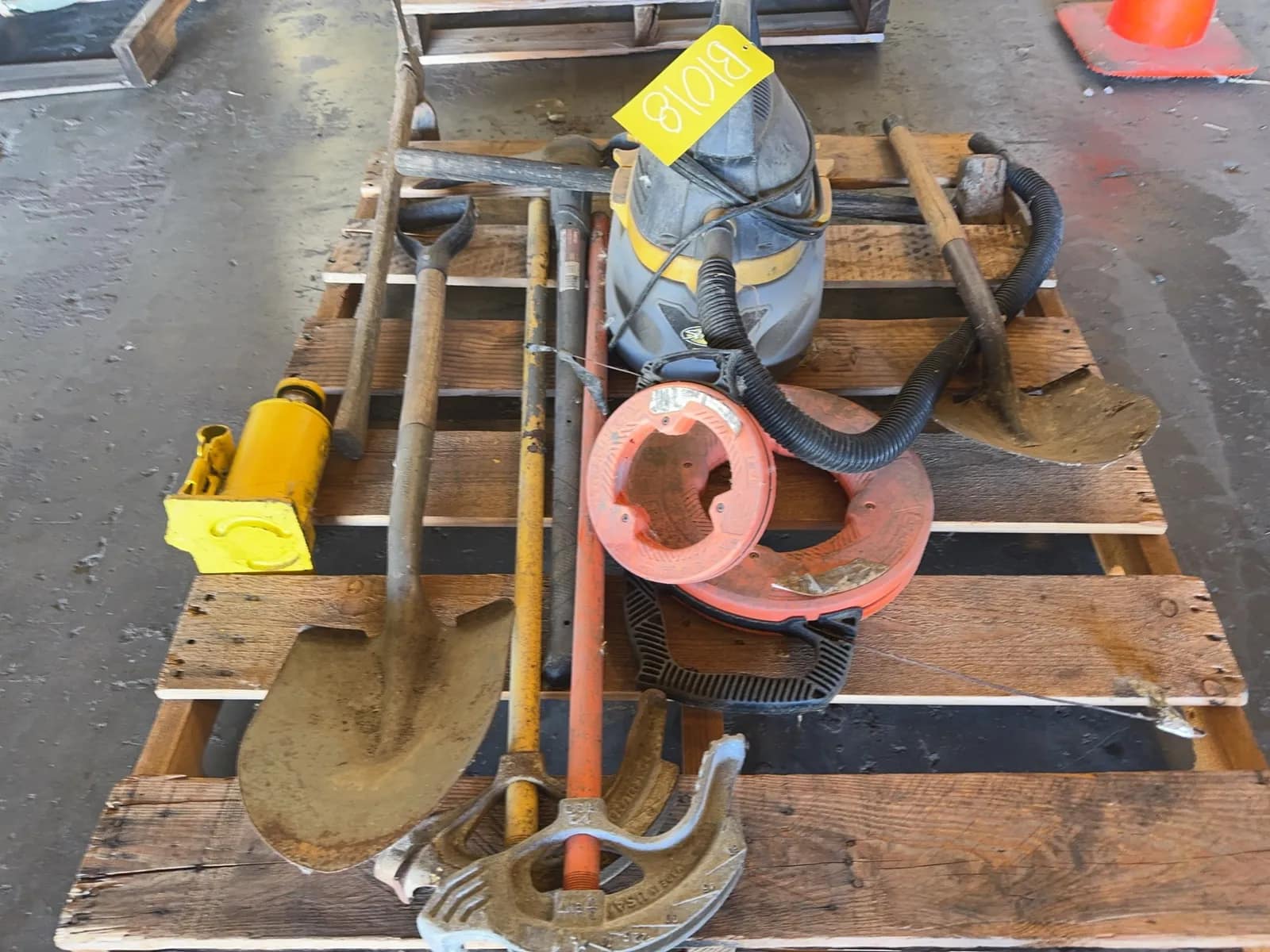 pallet-of-assorted-hand-tools-and-vacuum-mtj0q33a