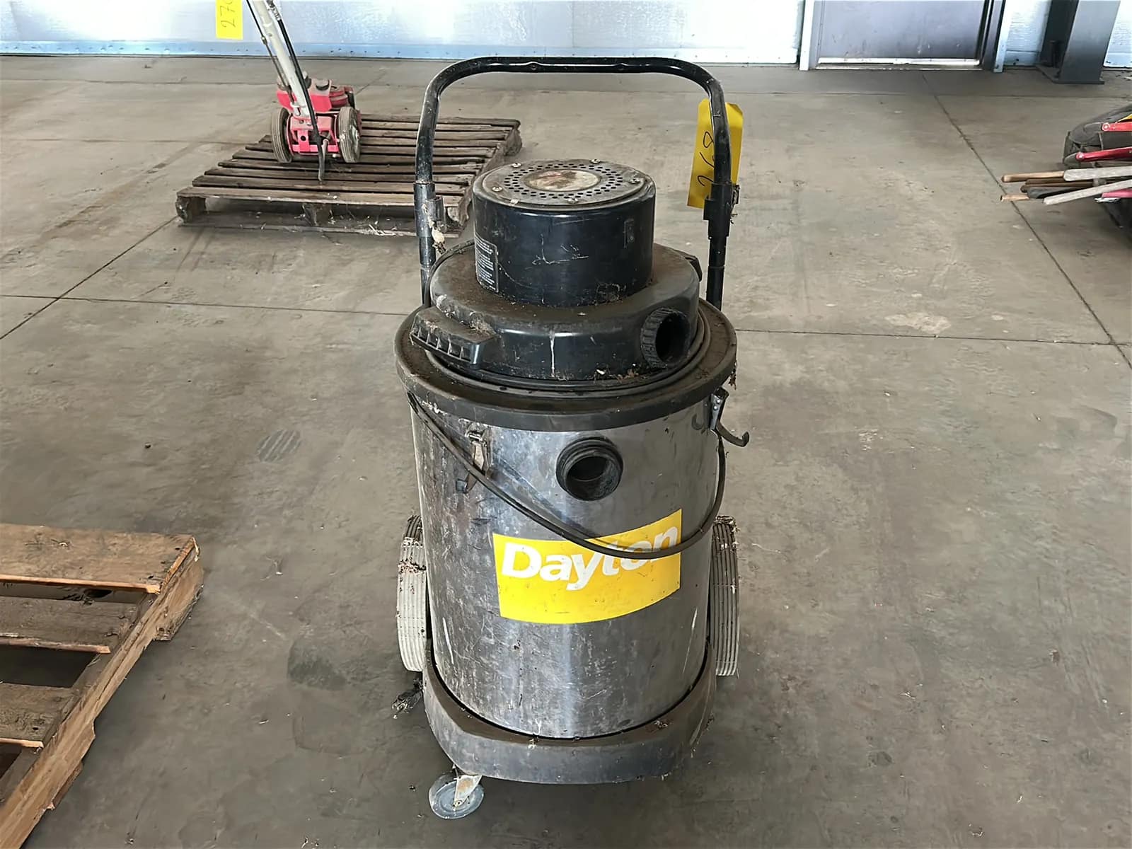 dayton-4ye63-wet-dry-vacuum-c31fd9