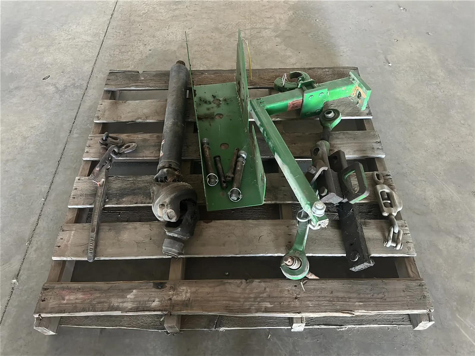 contents-of-pallet-chain-binder-john-deere-pintle-hitch-attachment-tractor-spindle-and-more-f0f82c