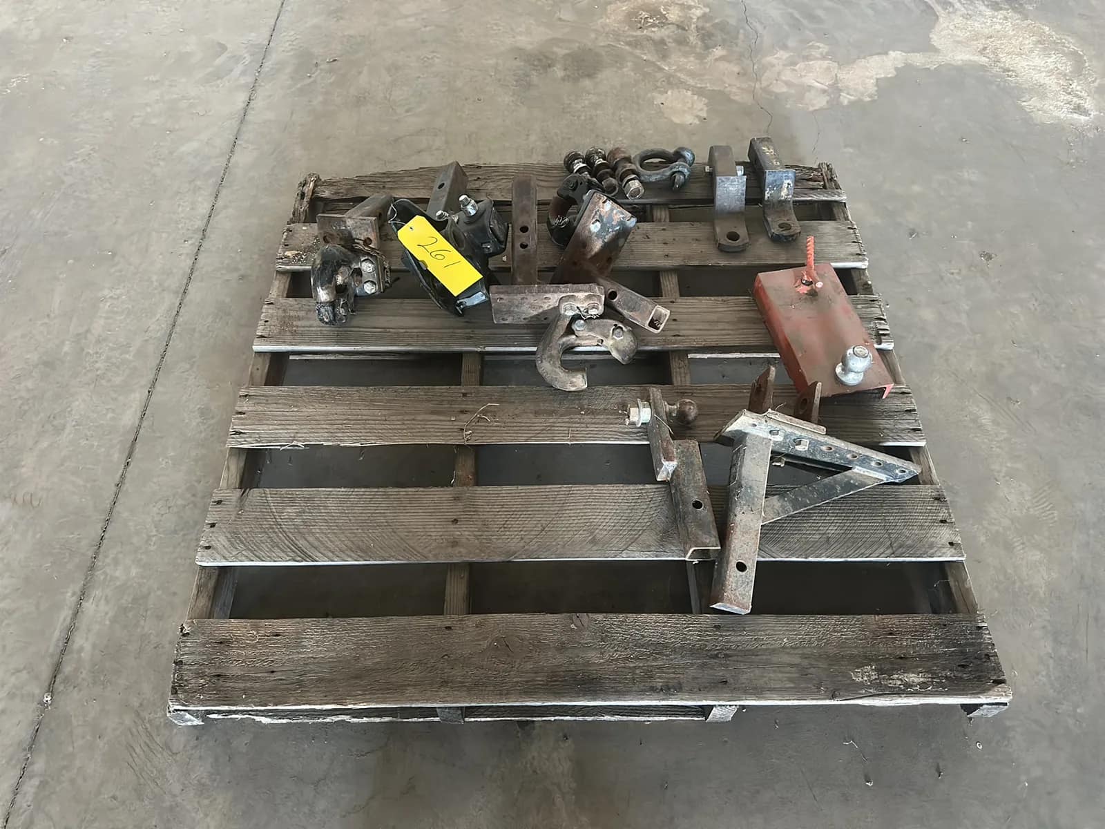 contents-of-pallet-9-assorted-tow-hitches-df81be