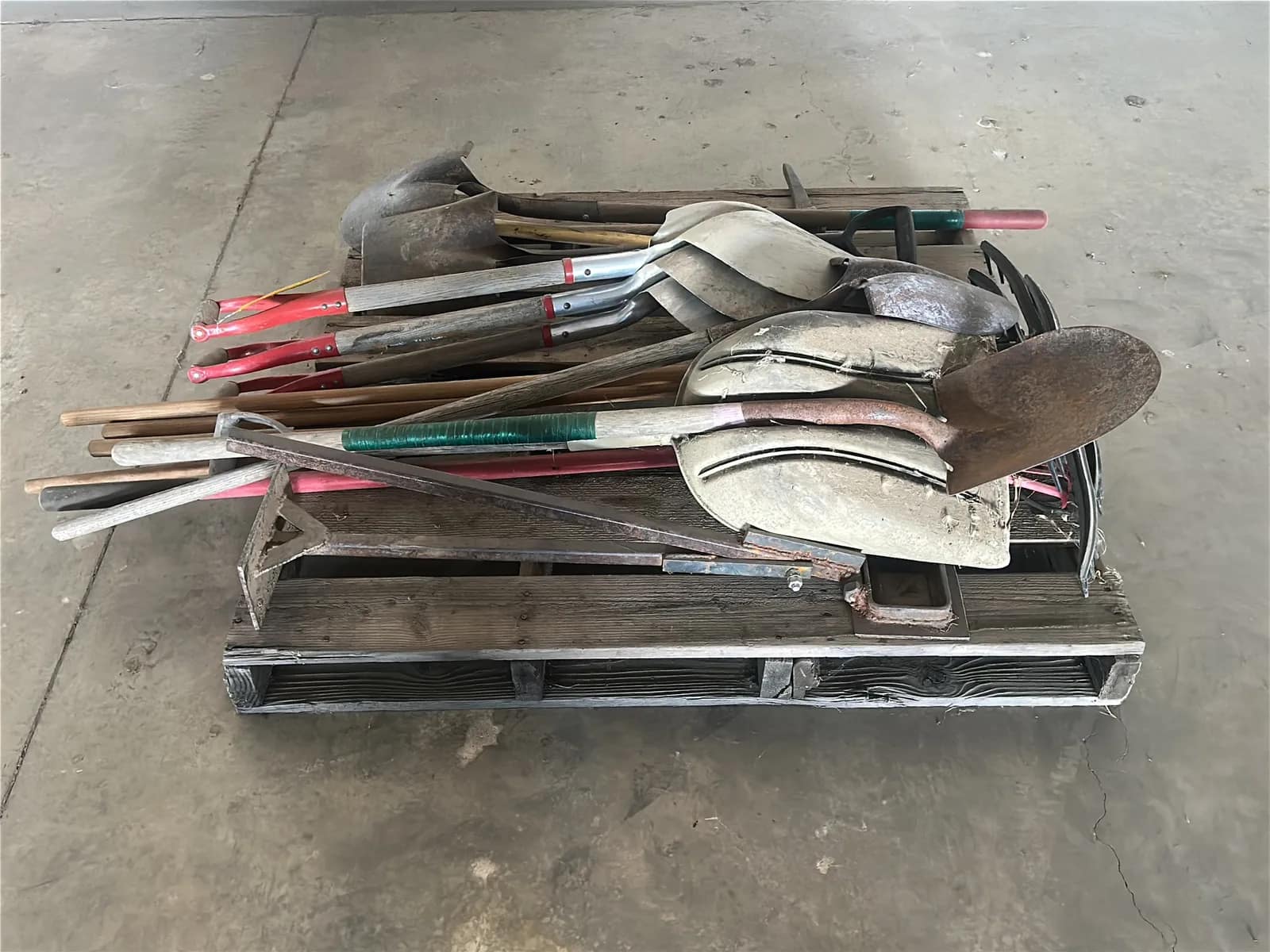 contents-of-pallet-leaf-rakes-spade-shovels-square-shovels-and-more-b5d7fb