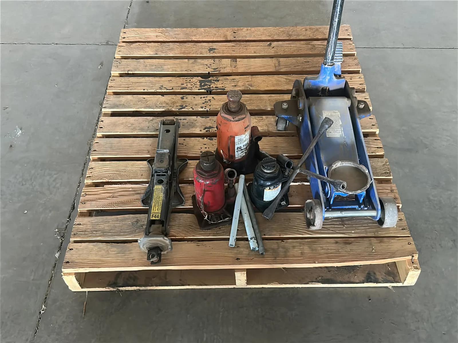 contents-of-pallet-3-assorted-bottle-neck-jacks-3-ton-garage-jack-and-scissor-jack-2123e9
