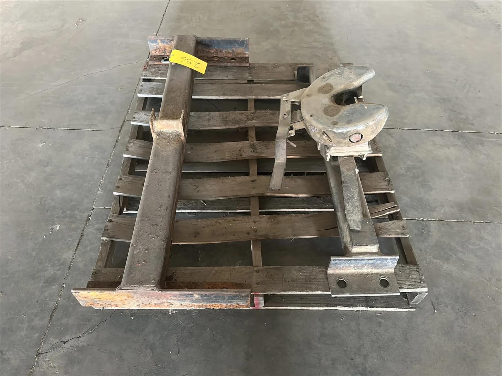 fifth-wheel-mounting-hitch-and-steel-mounting-bar-c2fef0