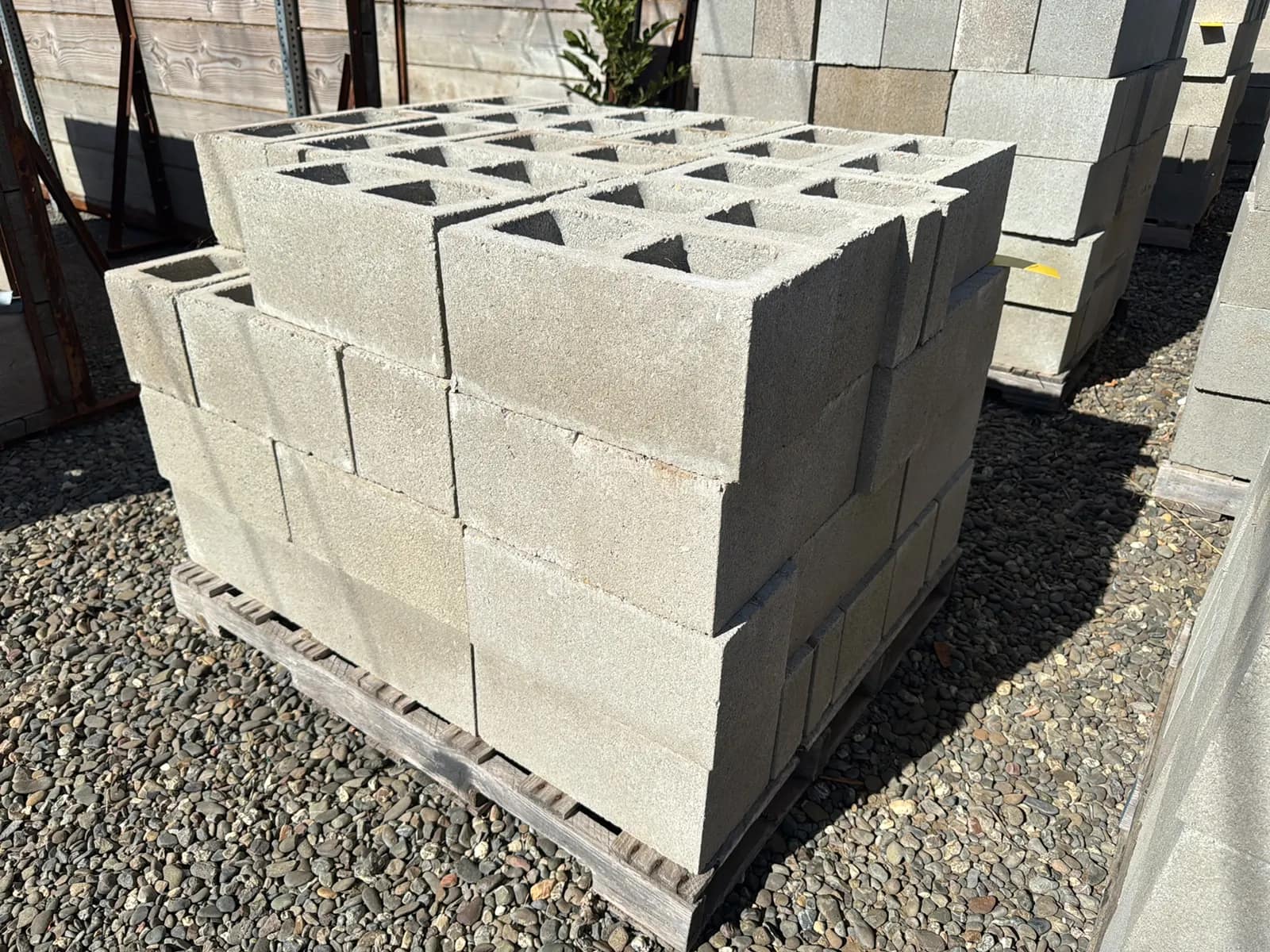 contents-of-pallet-cinder-blocks-mtlslrf2