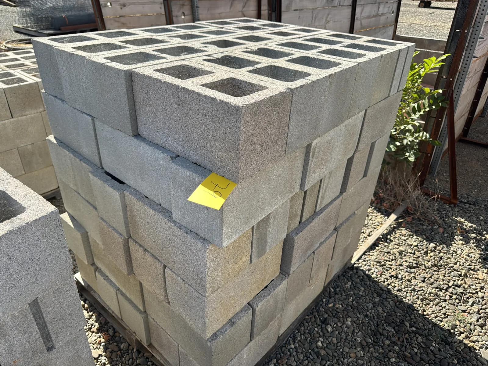 contents-of-pallet-cinder-blocks-mtlsu3jl