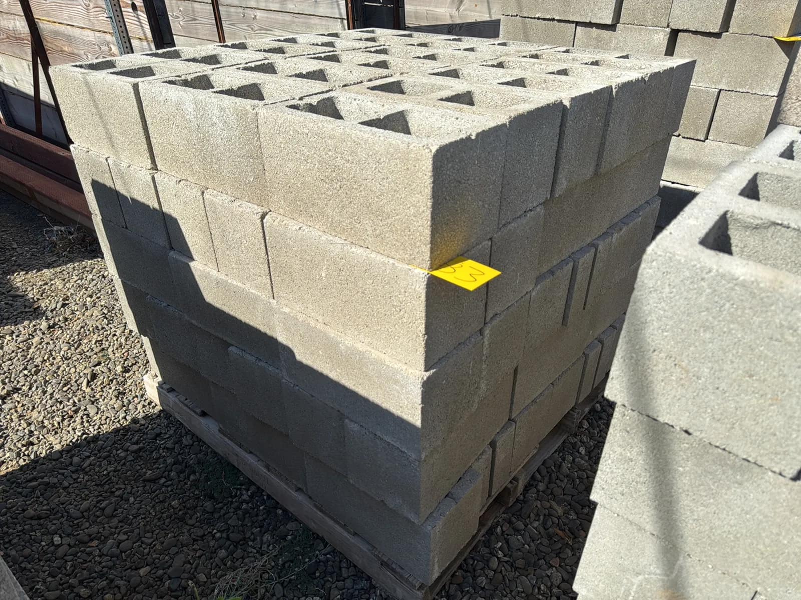contents-of-pallet-cinder-blocks-mtlsw9w8