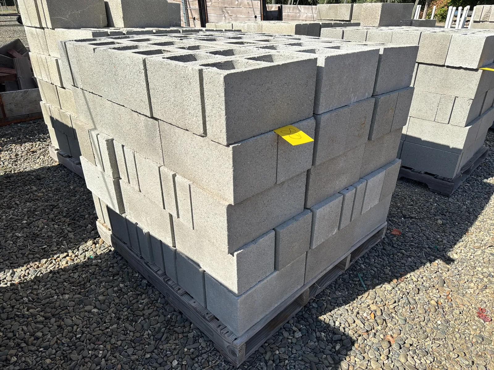 contents-of-pallet-cinder-blocks-mtlsx2p7