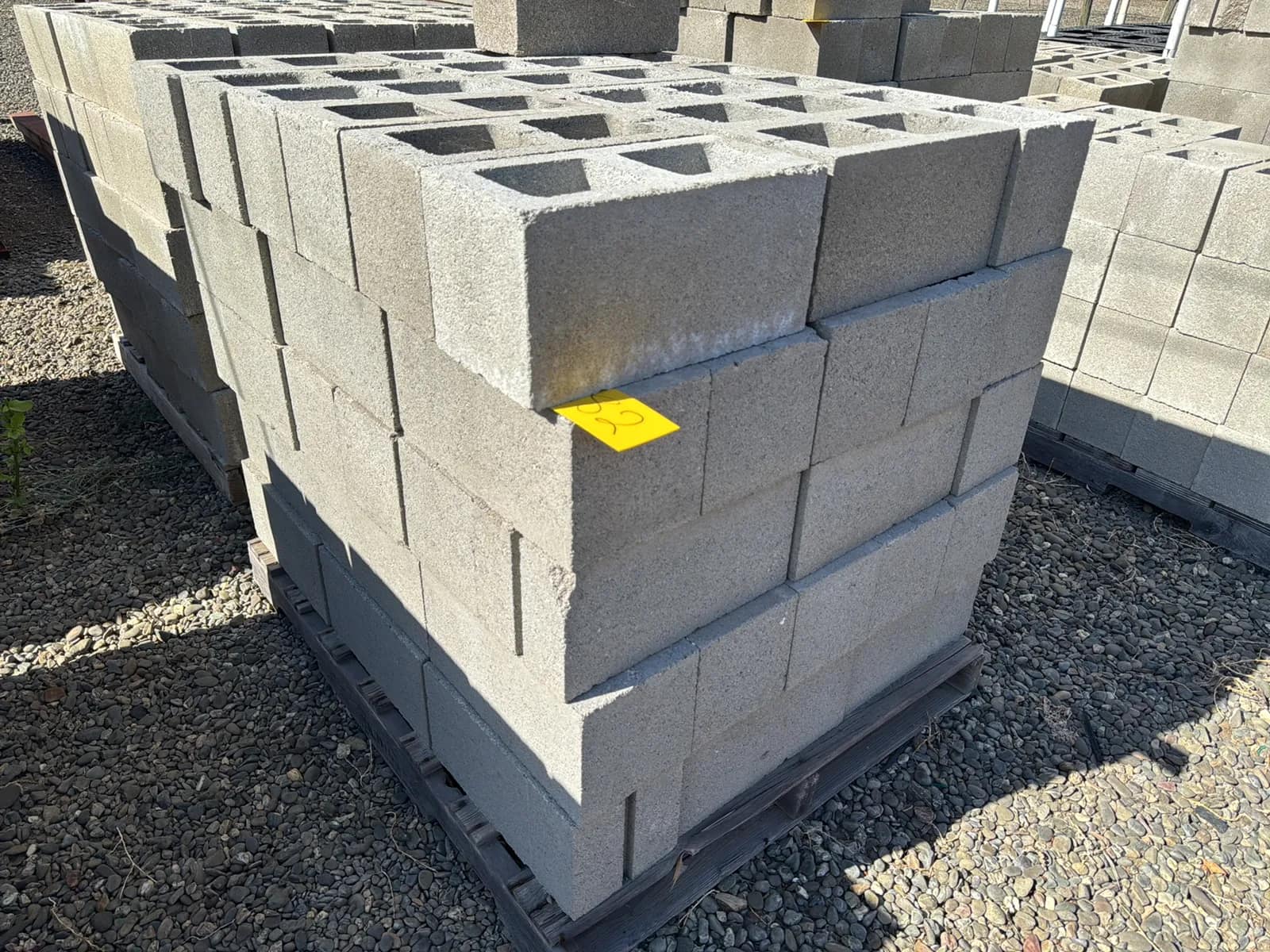 contents-of-pallet-cinder-blocks-mtlt0vjq