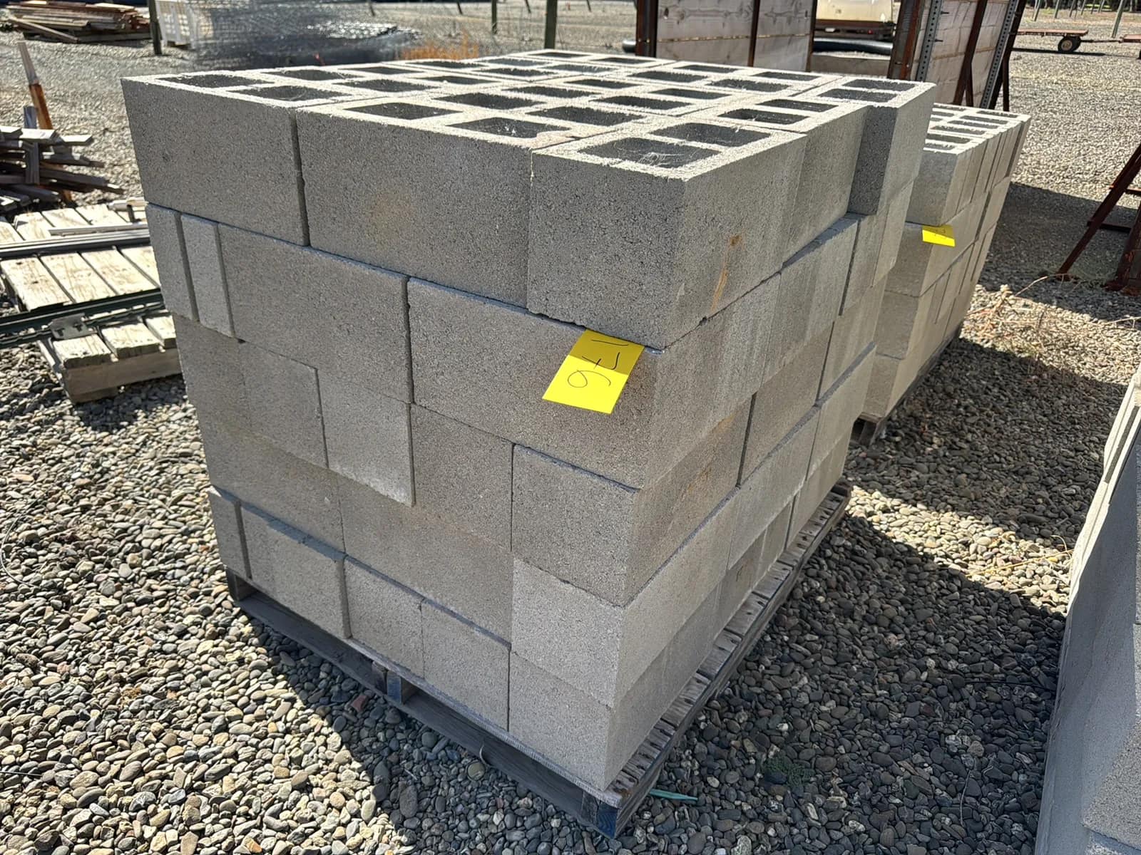 contents-of-pallet-cinder-blocks-mtlt3lrh