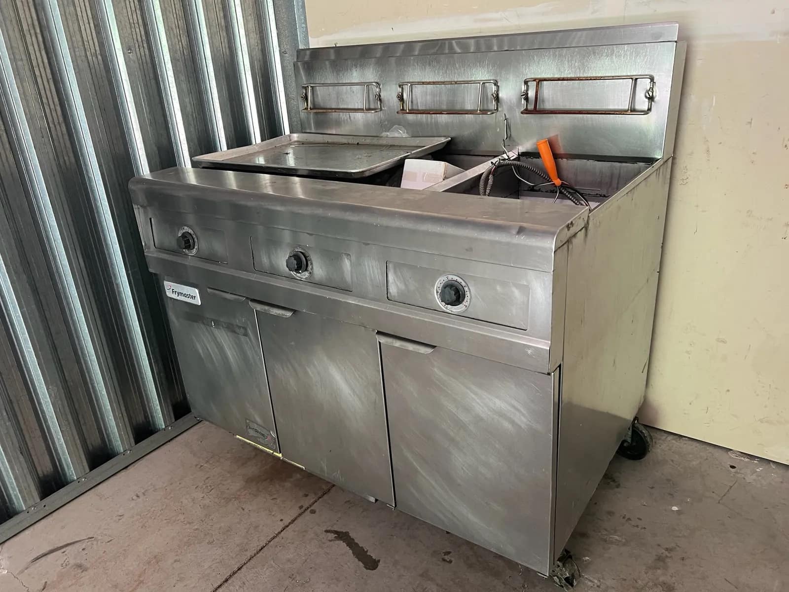 frymaster-commercial-deep-fryer-with-three-fry-wells-db6d8d