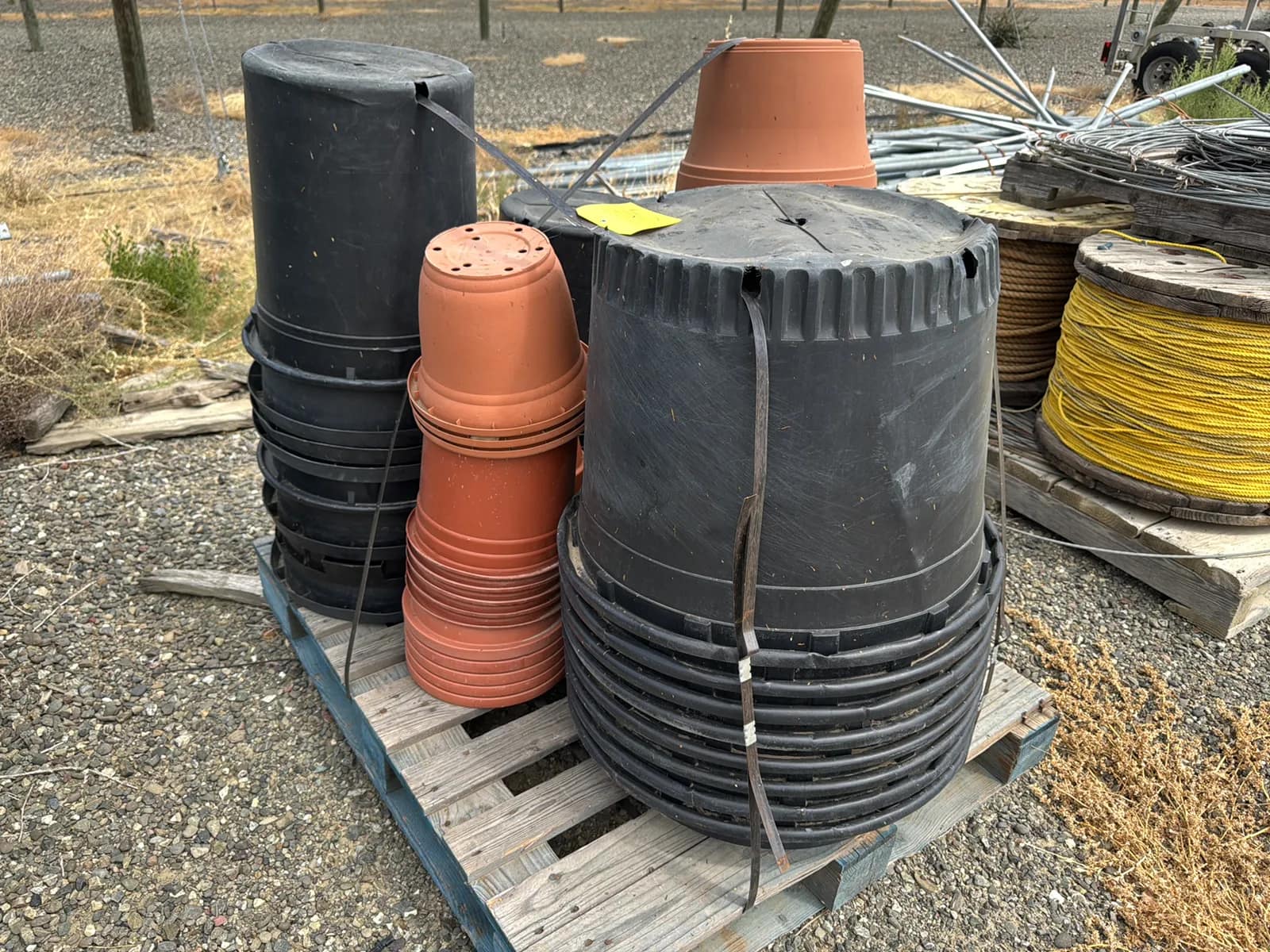 contents-of-pallet-assorted-plastic-planters-c037f6