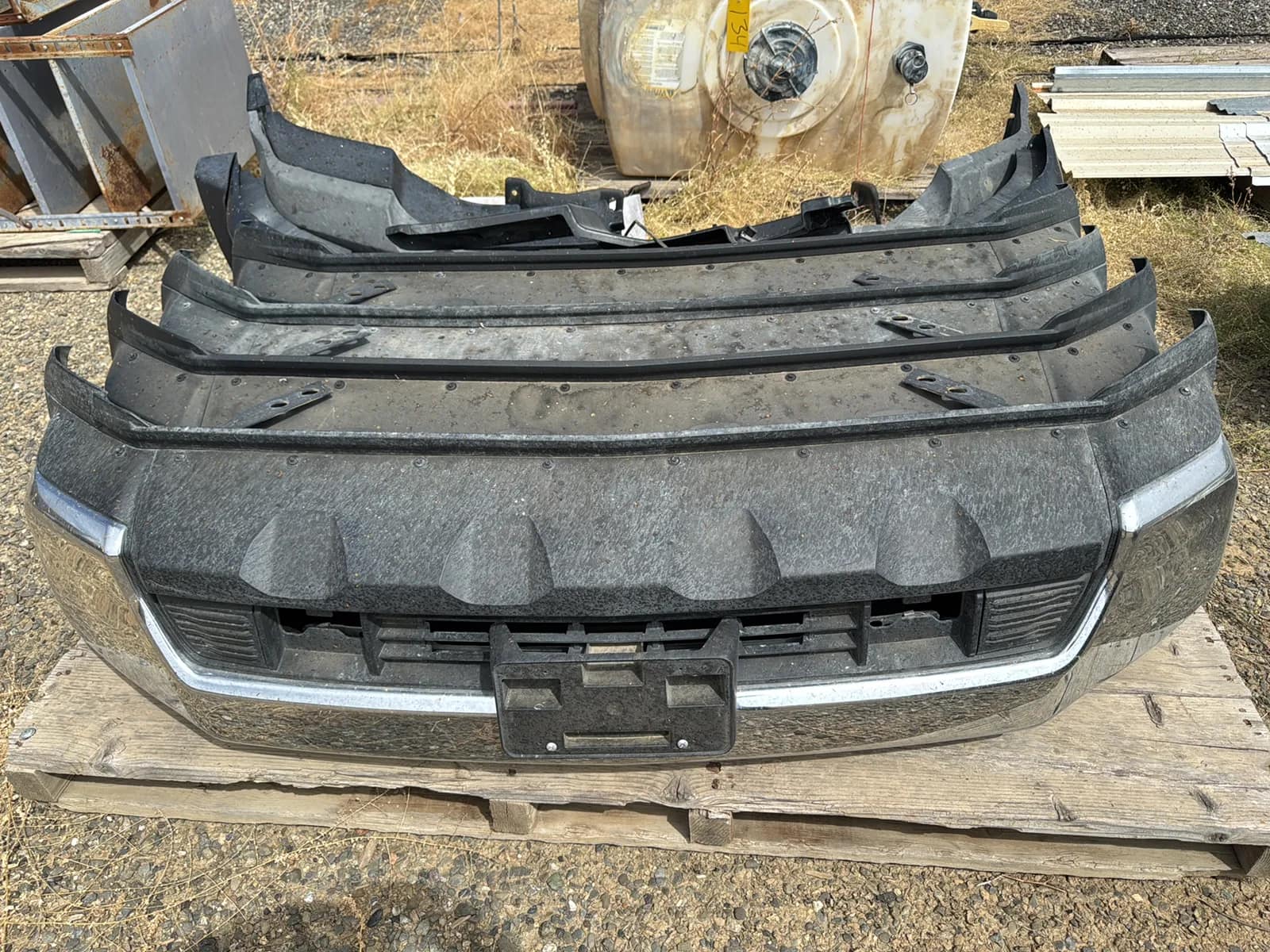 contents-of-pallet-6-assorted-gm-truck-bumpers-and-more-d182c5