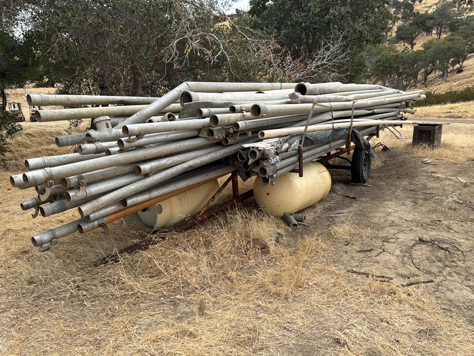 34-trailer-with-aluminum-pipe-box-of-valves-and-tanks-f39753