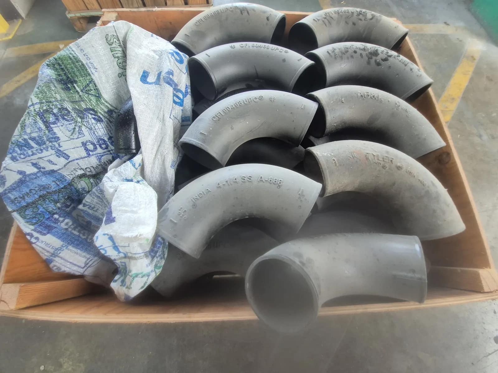 contents-of-pallet-assortment-of-cast-iron-type-no-hub-figure-5-double-wye-fittingtype-no-hub-90-degree-elbow-1-4-bend-5789aa
