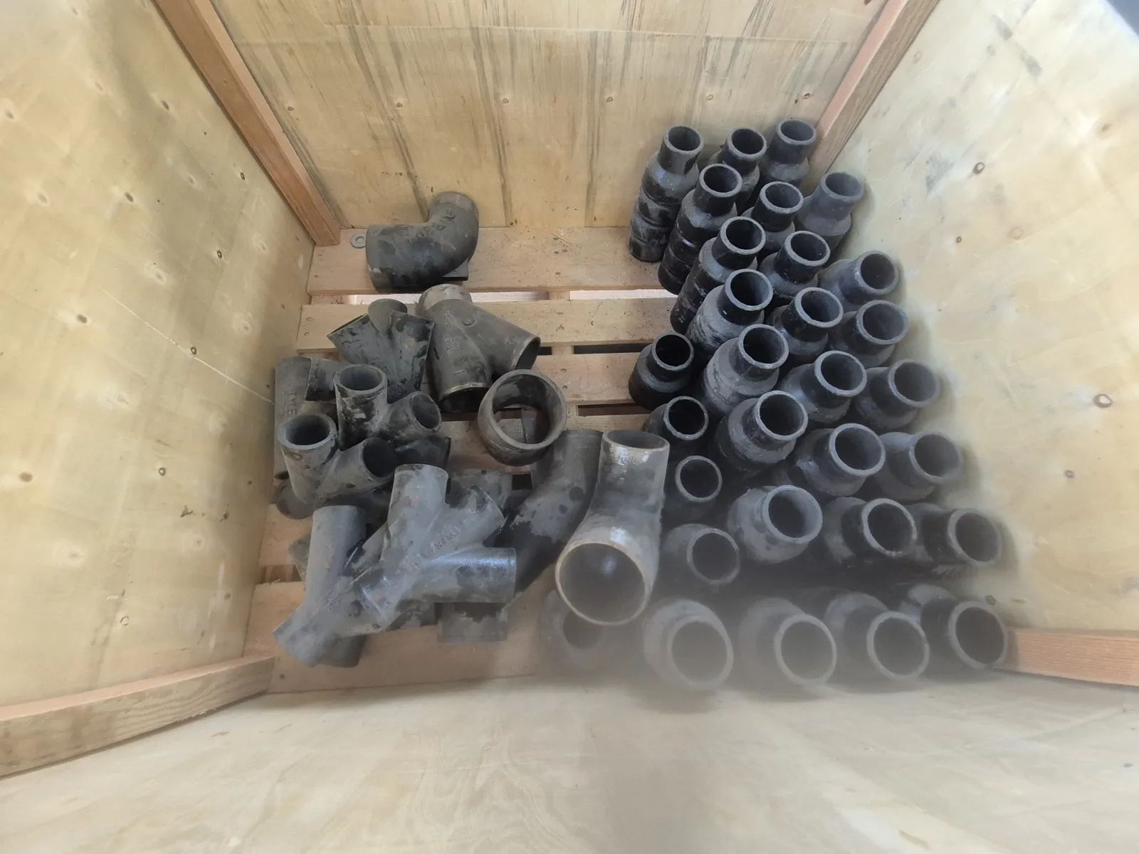 contents-of-pallet-assortment-of-cast-iron-type-concentric-reducer-type-no-hub-90-degree-elbow-quarter-bend-type-no-hub-double-wye-0152f8