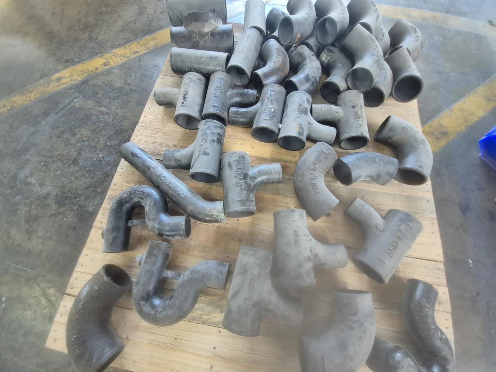 contents-of-pallet-assortment-of-cast-iron-type-no-hub-long-sweep-90-degree-elbow-type-no-hub-p-trap-with-a-small-integral-tap-plug-type-tapped-tee-the-vertical-run-uses-standard-no-hub-connections-a7e77d