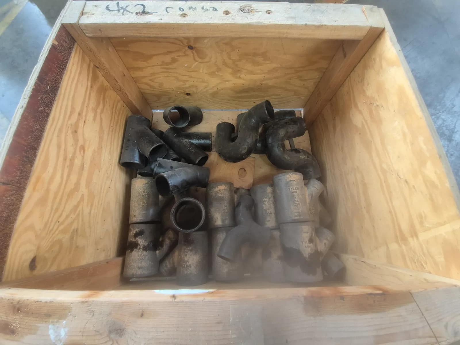 contents-of-pallet-assortment-of-cast-iron-type-p-trap-fitting-cast-iron-soil-pipe-fitting-type-reducing-wye-y-branchtype-double-quarter-bend-90-double-elbow-c7b3dc