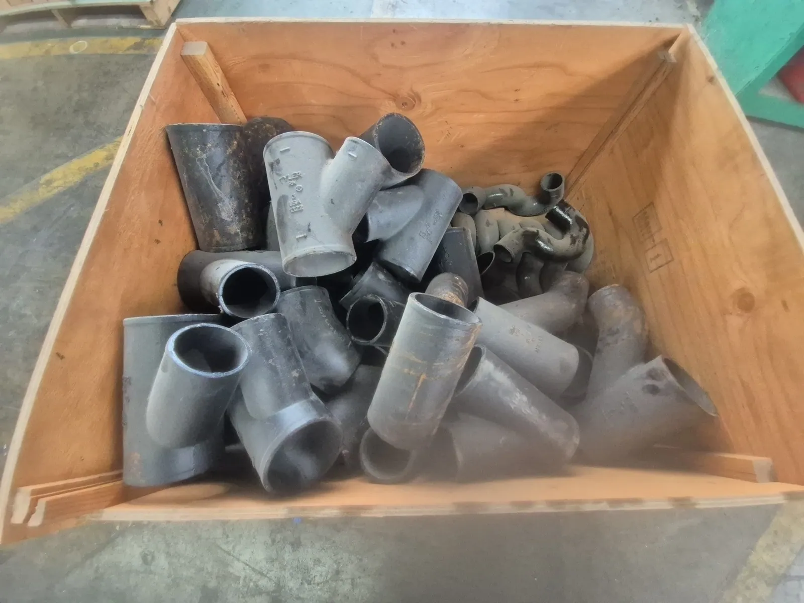 contents-of-pallet-assortment-of-cast-iron-type-no-hub-wye-y-branch-fittingsize-4-inch-type-no-hub-combination-wye-and-1-8-bend-combo-ysize-3-inch-type-no-hub-standard-p-trapsize-2-inch-5647e4