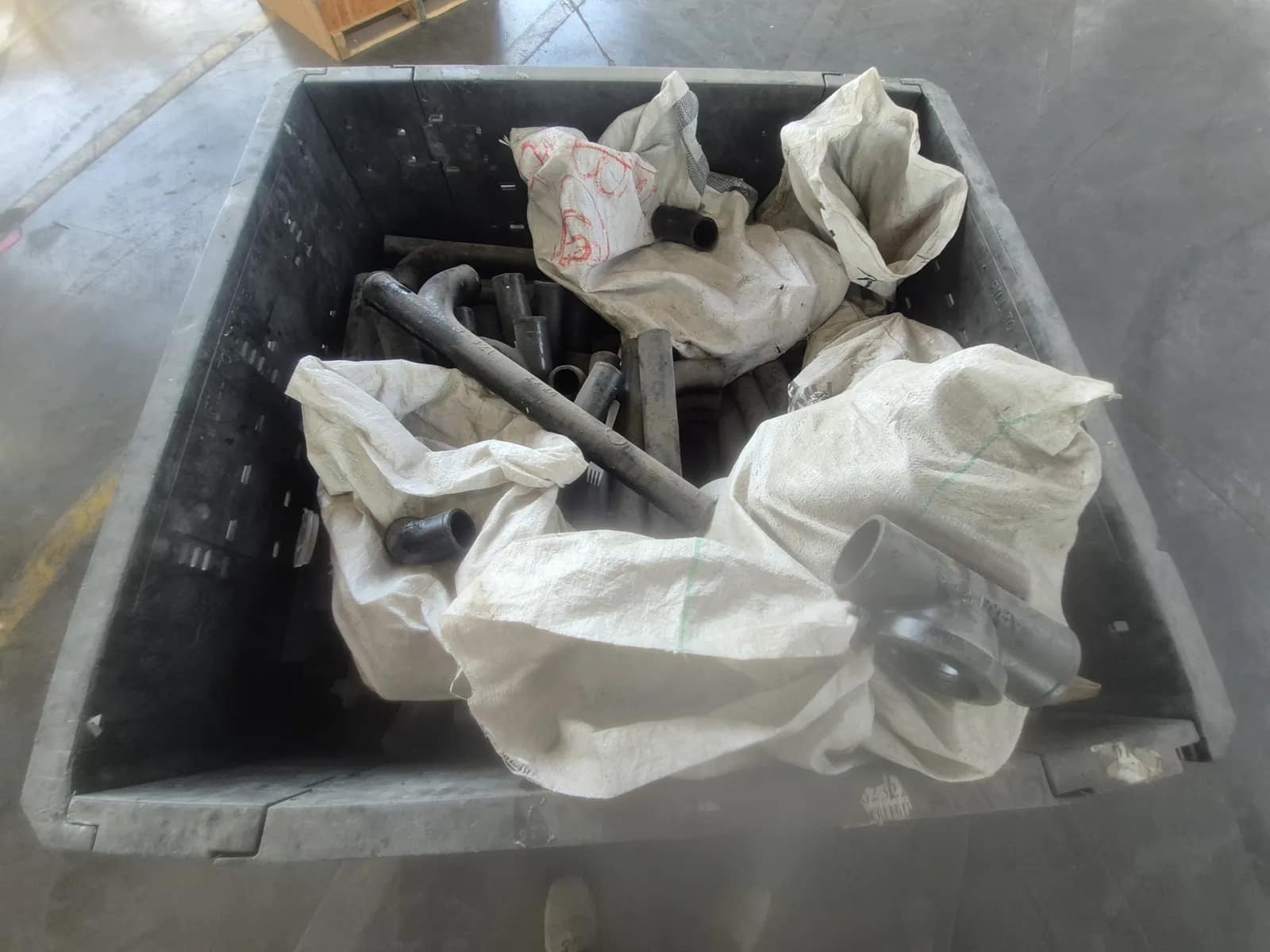contents-of-pallet-assortment-of-cast-iron-cast-iron-no-hub-1-8-bend-elbow-commonly-called-a-45-degree-elbow-standard-45-degree-wye-that-branches-off-to-the-side-horizontally-an-upright-wye-cast-iron-no-hub-sanitary-tapped-tee-or-cleanout-test-tee-d5b73b