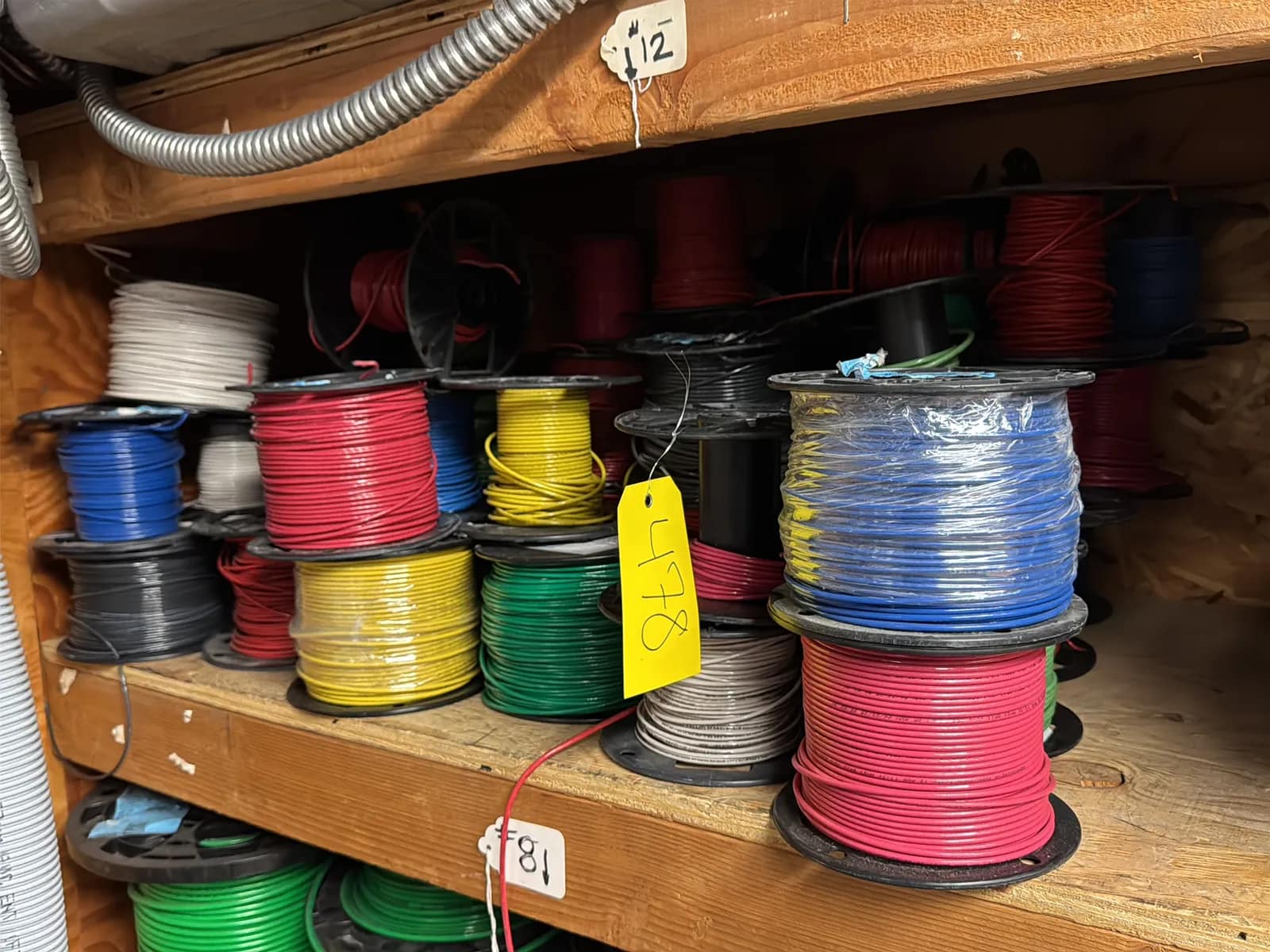 contents-of-1-shelf-assorted-wire-mu97lz0w