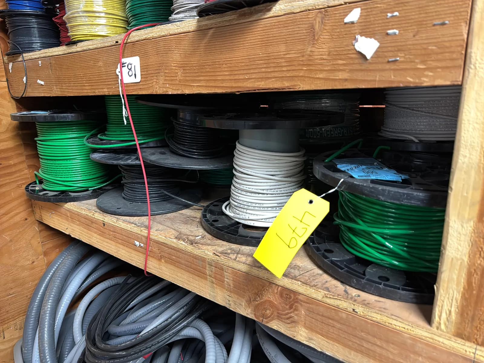 contents-of-1-shelf-assorted-wire-muebze46