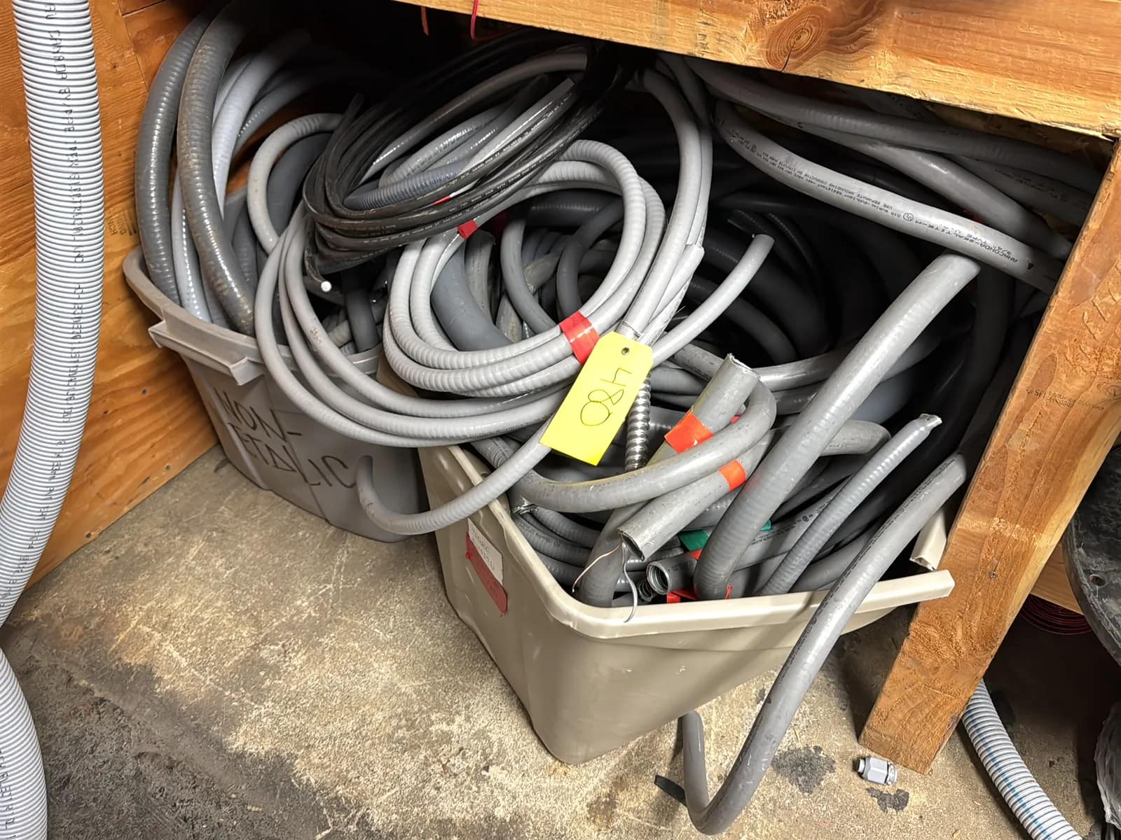 contents-of-1-shelf-assorted-conduit-mu97rp9p