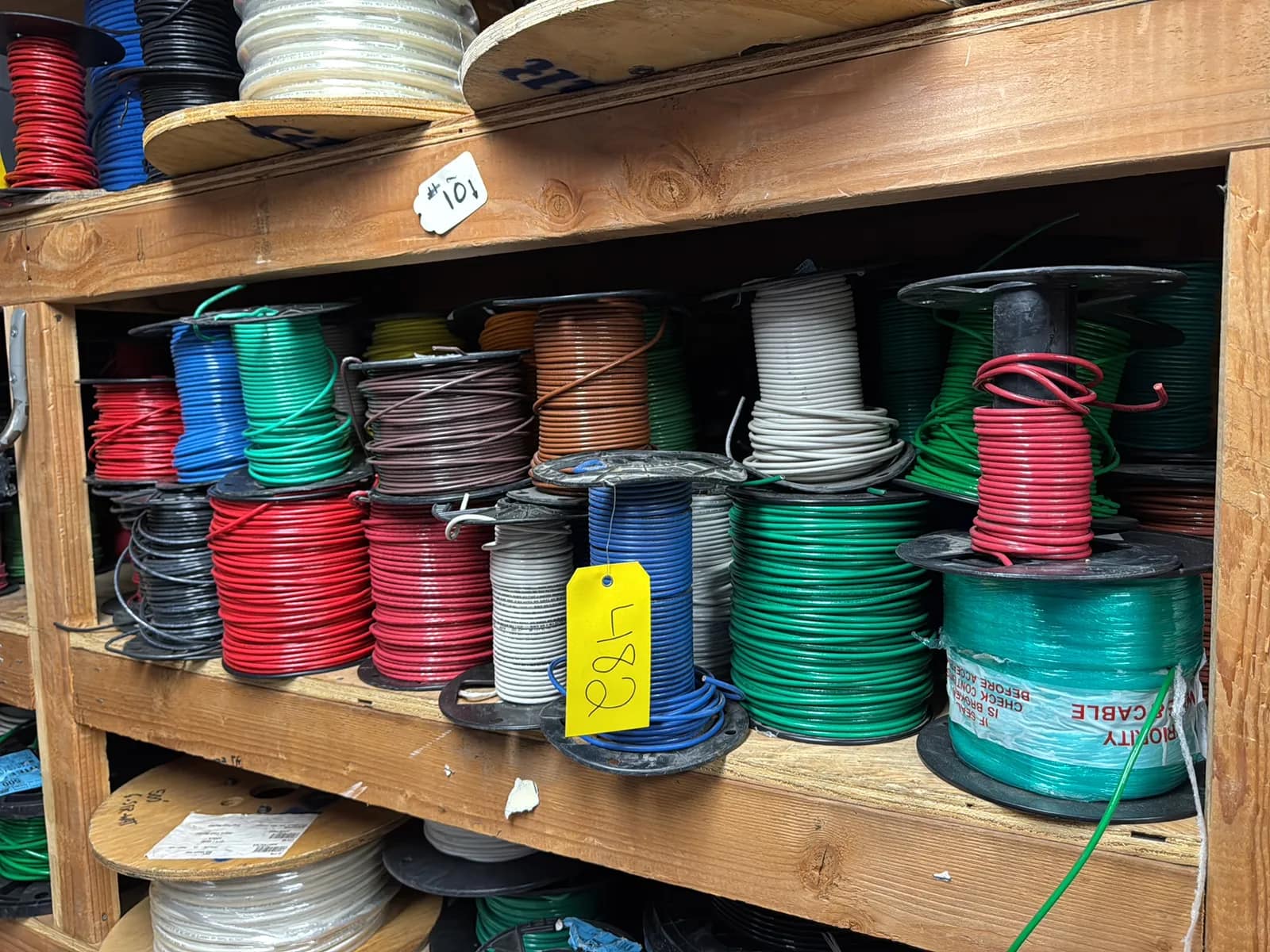 contents-of-1-shelf-assorted-wire-mu97s6b5