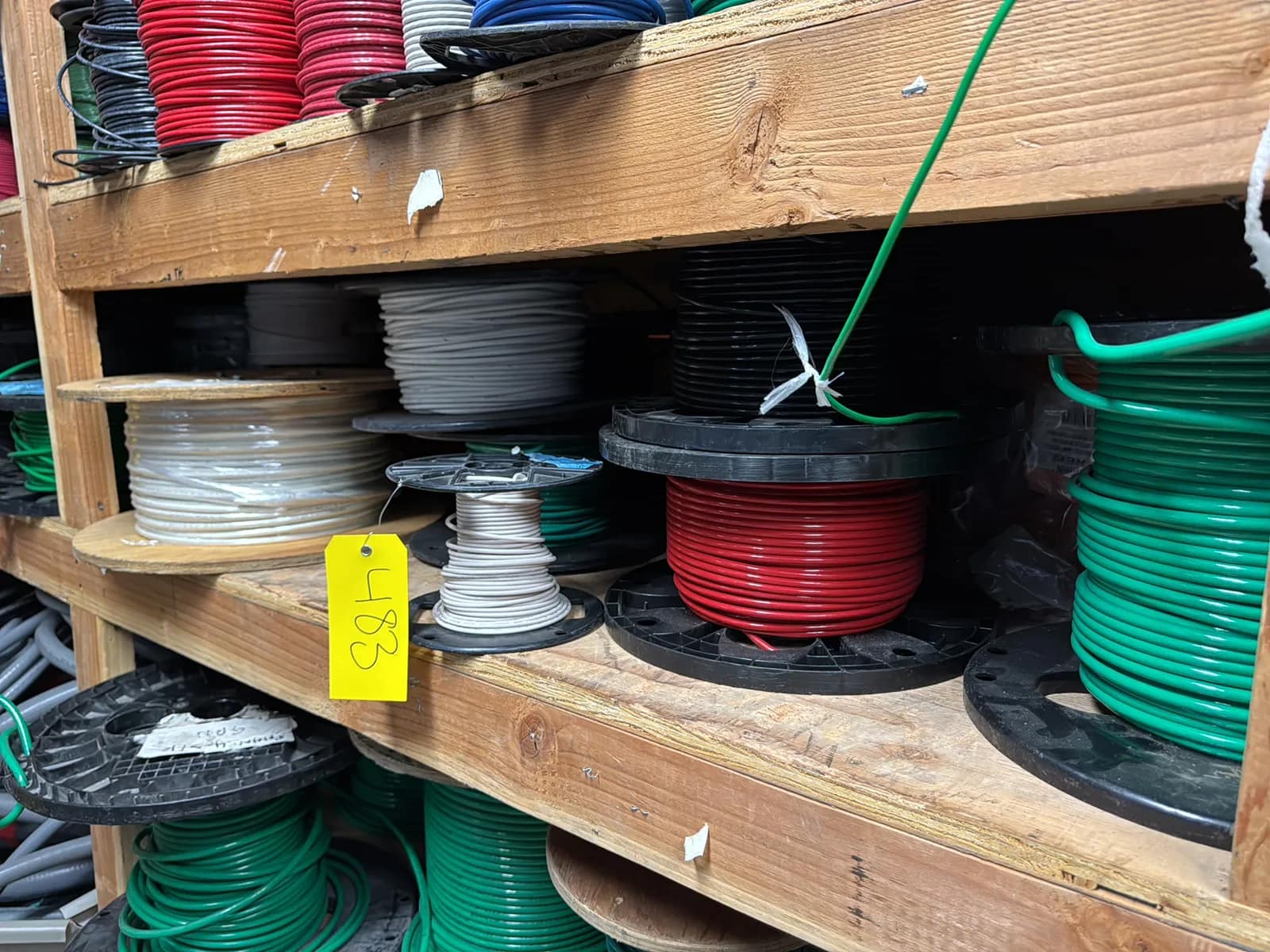 contents-of-1-shelf-assorted-wire-mu97sdum