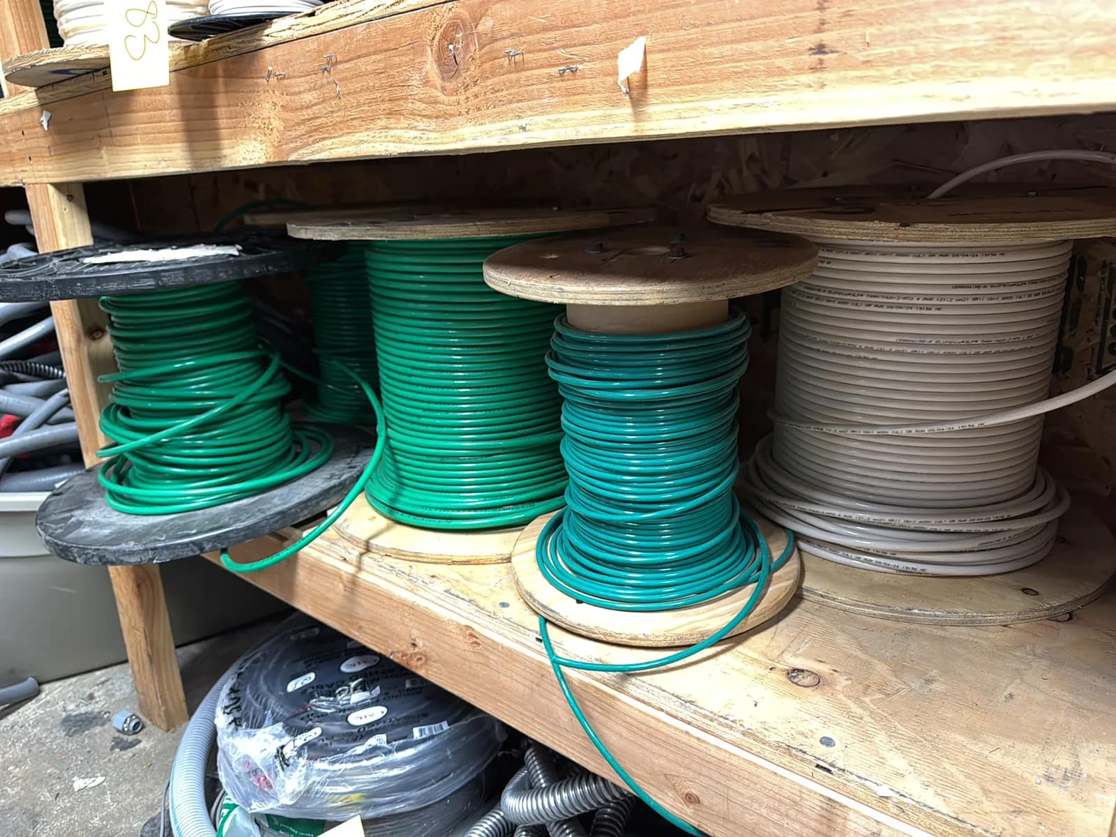 contents-of-1-shelf-assorted-wire-mu97skcp