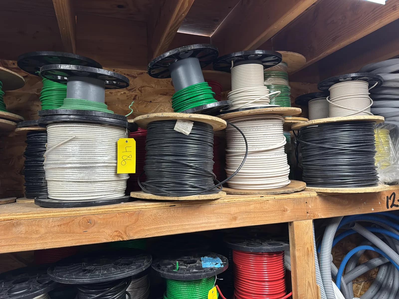 contents-of-1-shelf-assorted-wire-mu97t11m