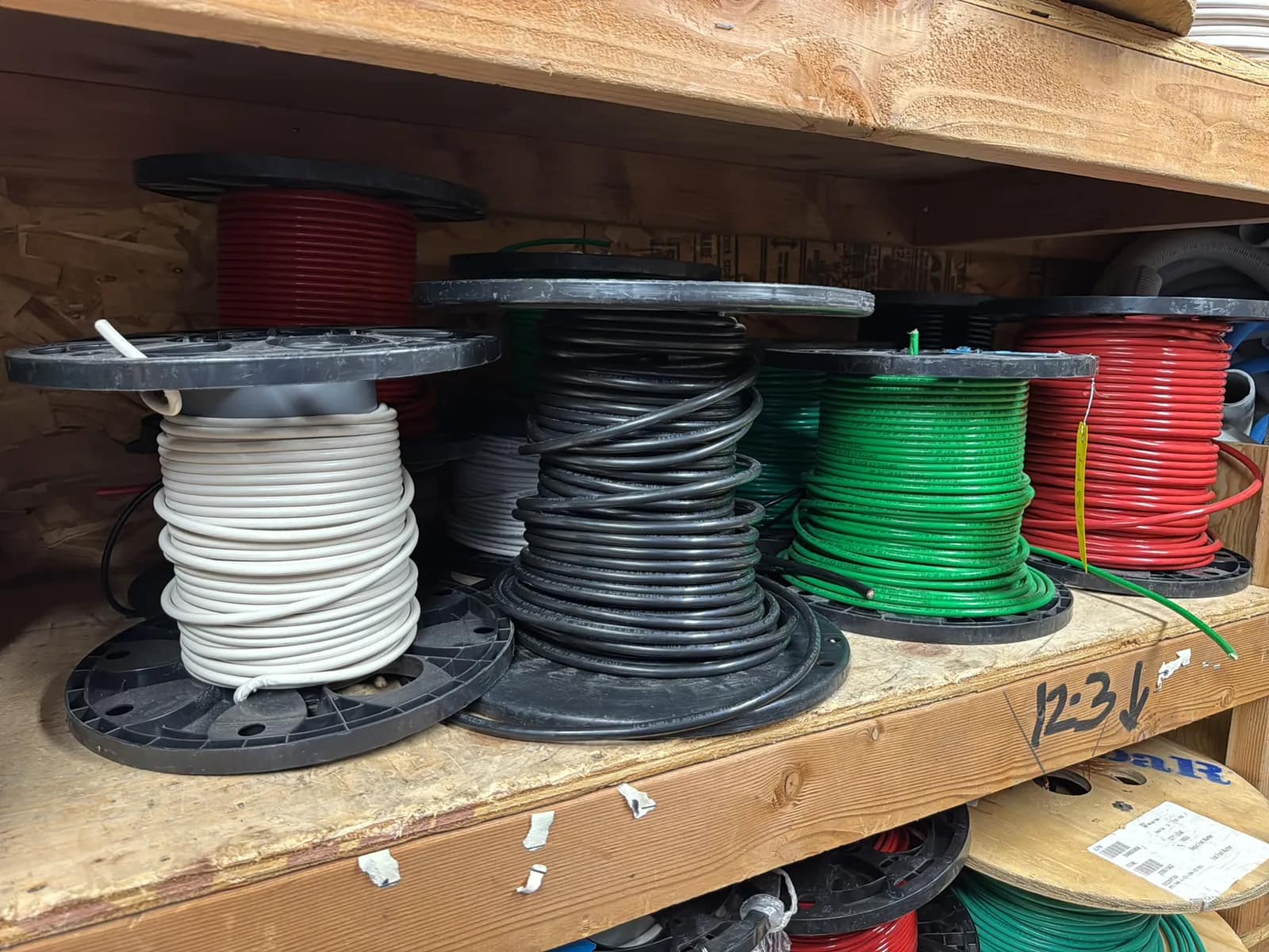 contents-of-1-shelf-10-spools-of-assorted-wire-mu97ufhy