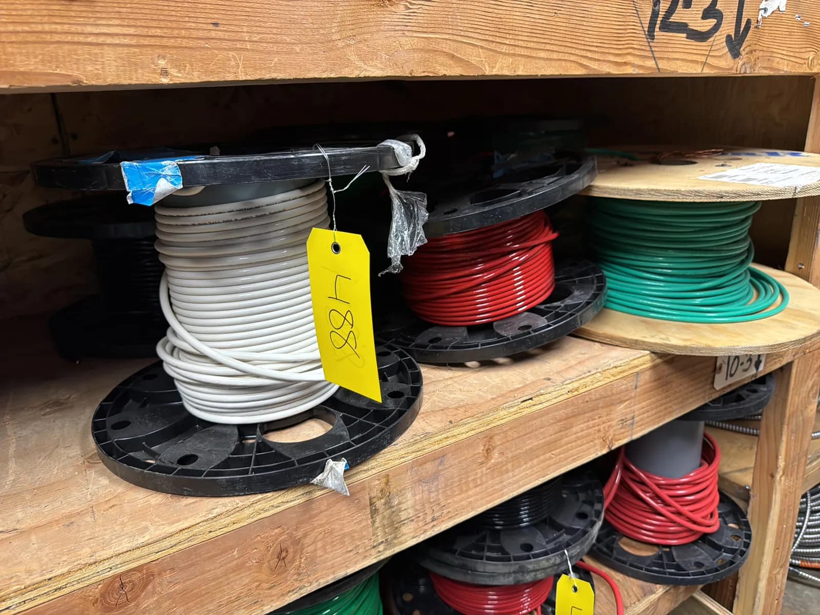 contents-of-1-shelf-assorted-wire-mubgvoje
