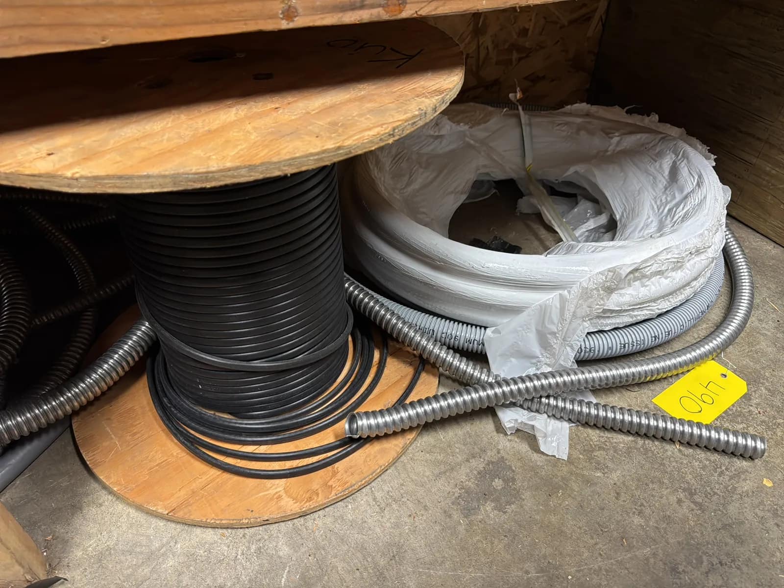 contents-of-1-shelf-assorted-wire-and-conduit-mubiwnjj