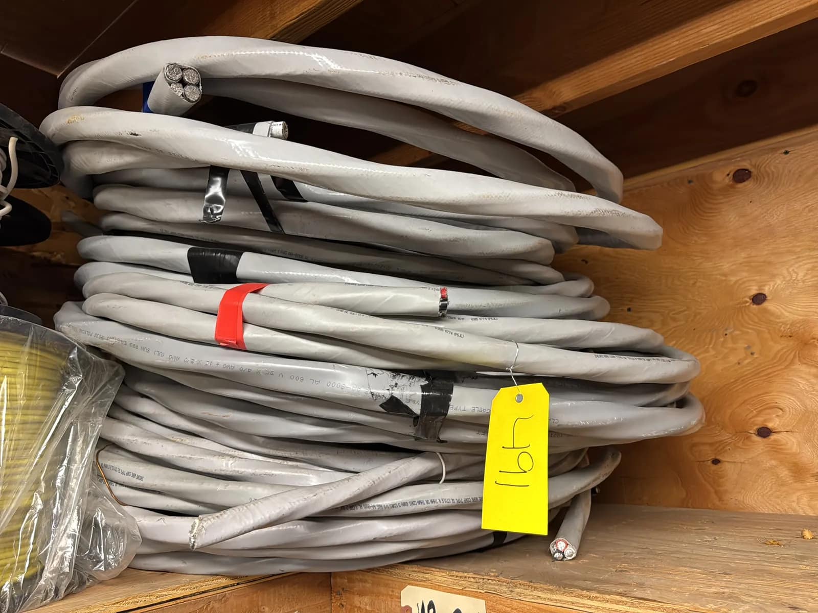 contents-of-1-shelf-assorted-wire-mubix14w