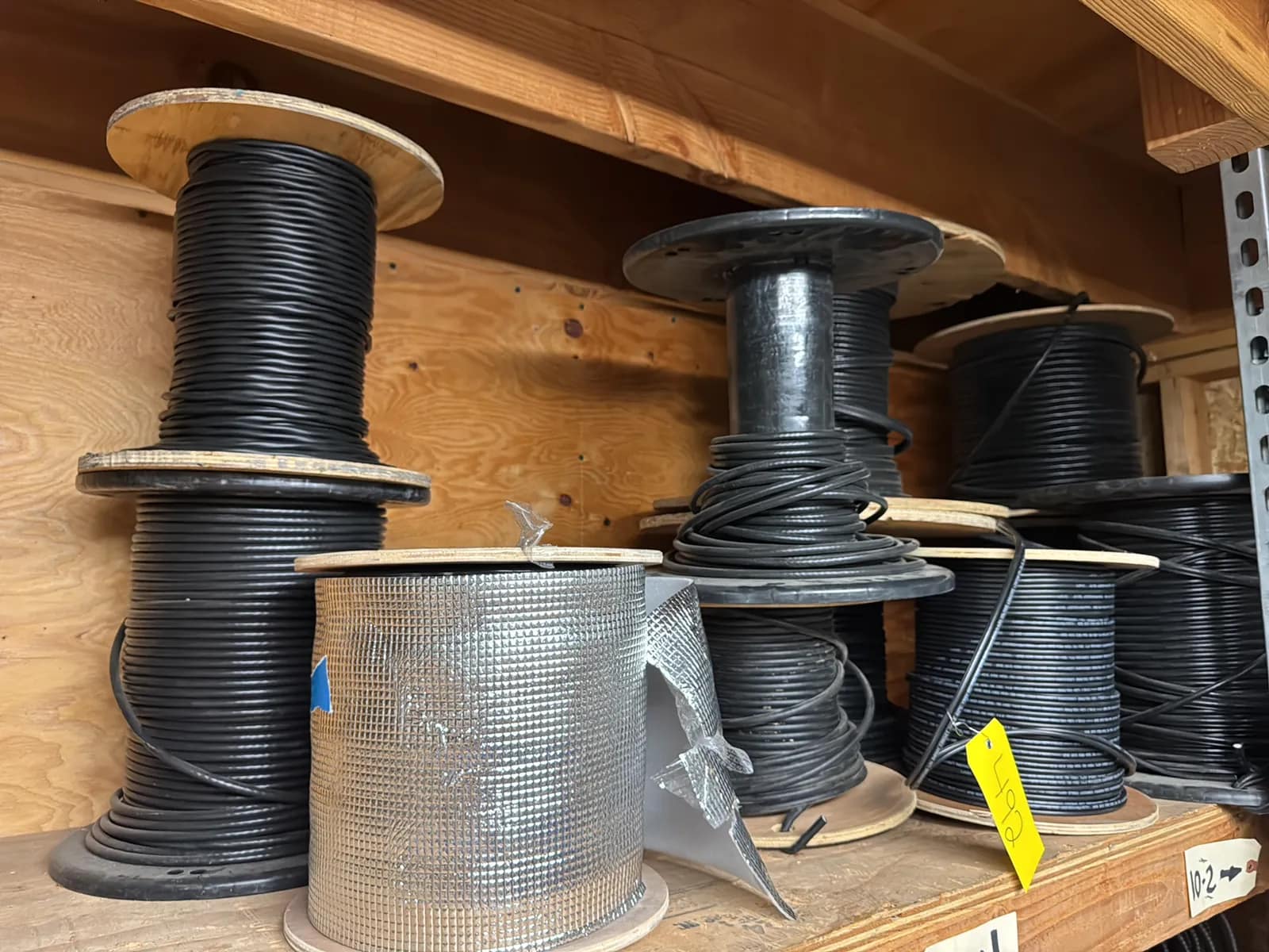 contents-of-1-shelf-assorted-wire-mubix9e2