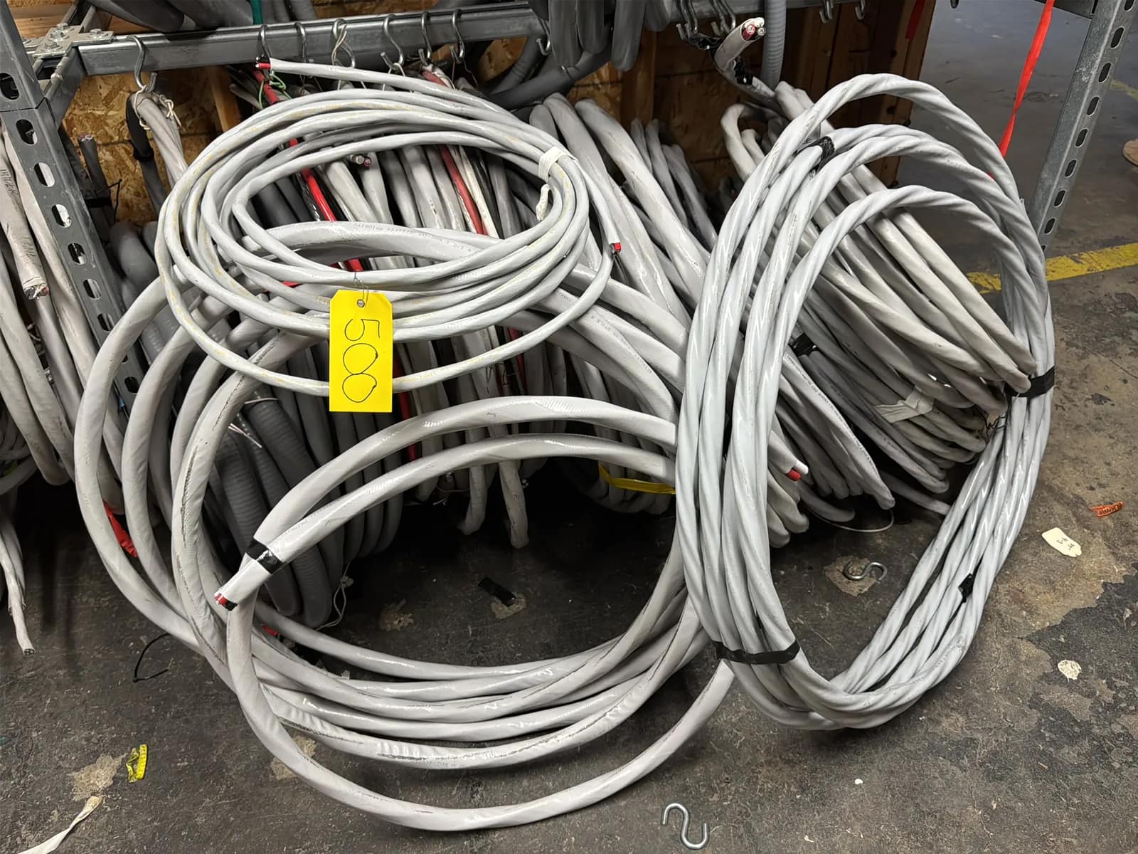 contents-of-1-shelf-assorted-wire-mubmlm6z