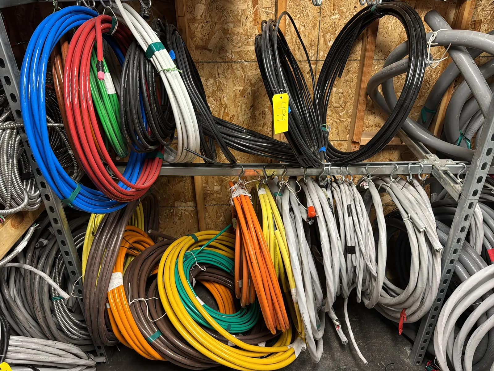 contents-of-1-shelf-assorted-wire-mubml42d