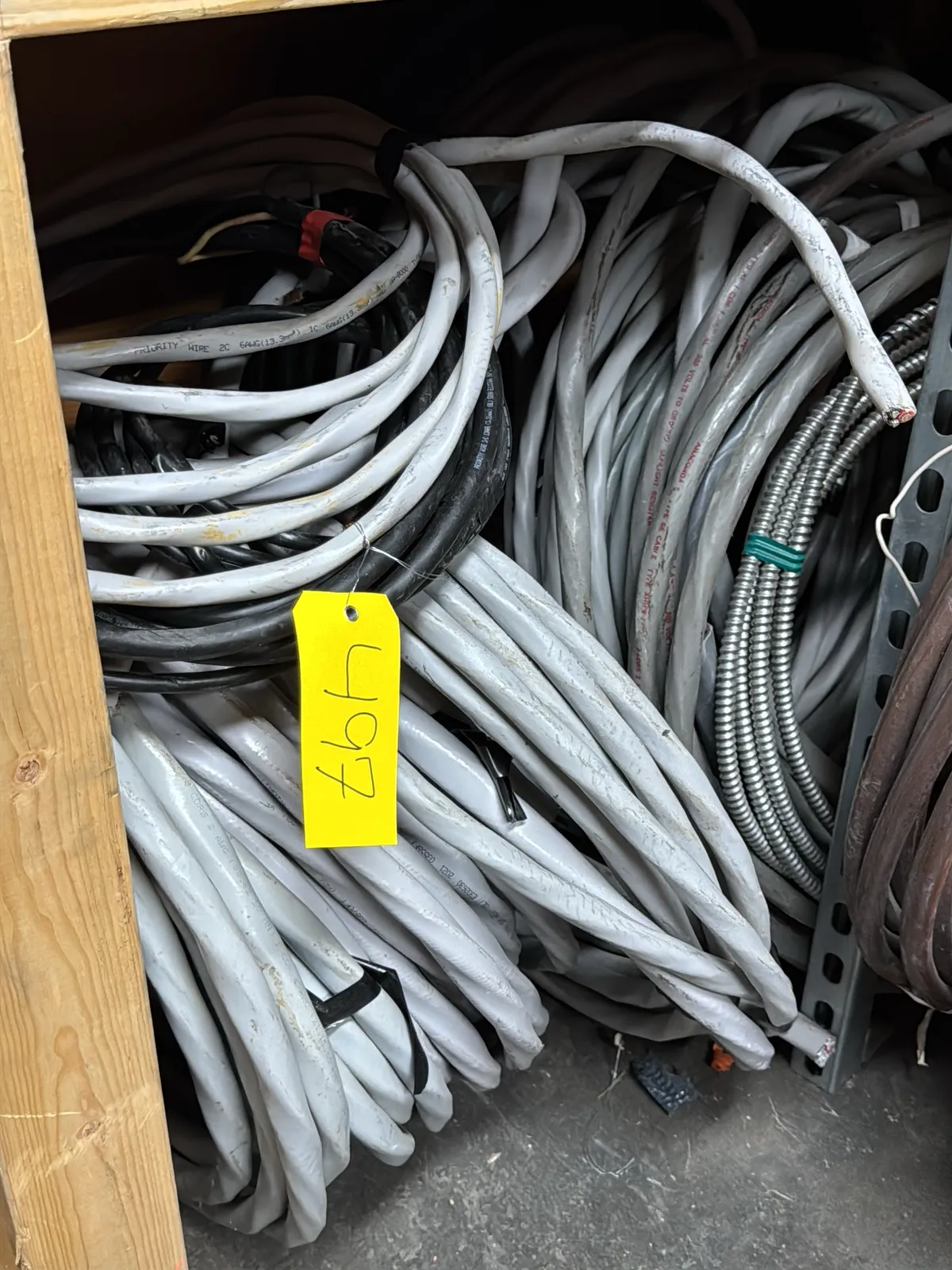 contents-of-1-shelf-assorted-wire-and-conduit-muecedzz