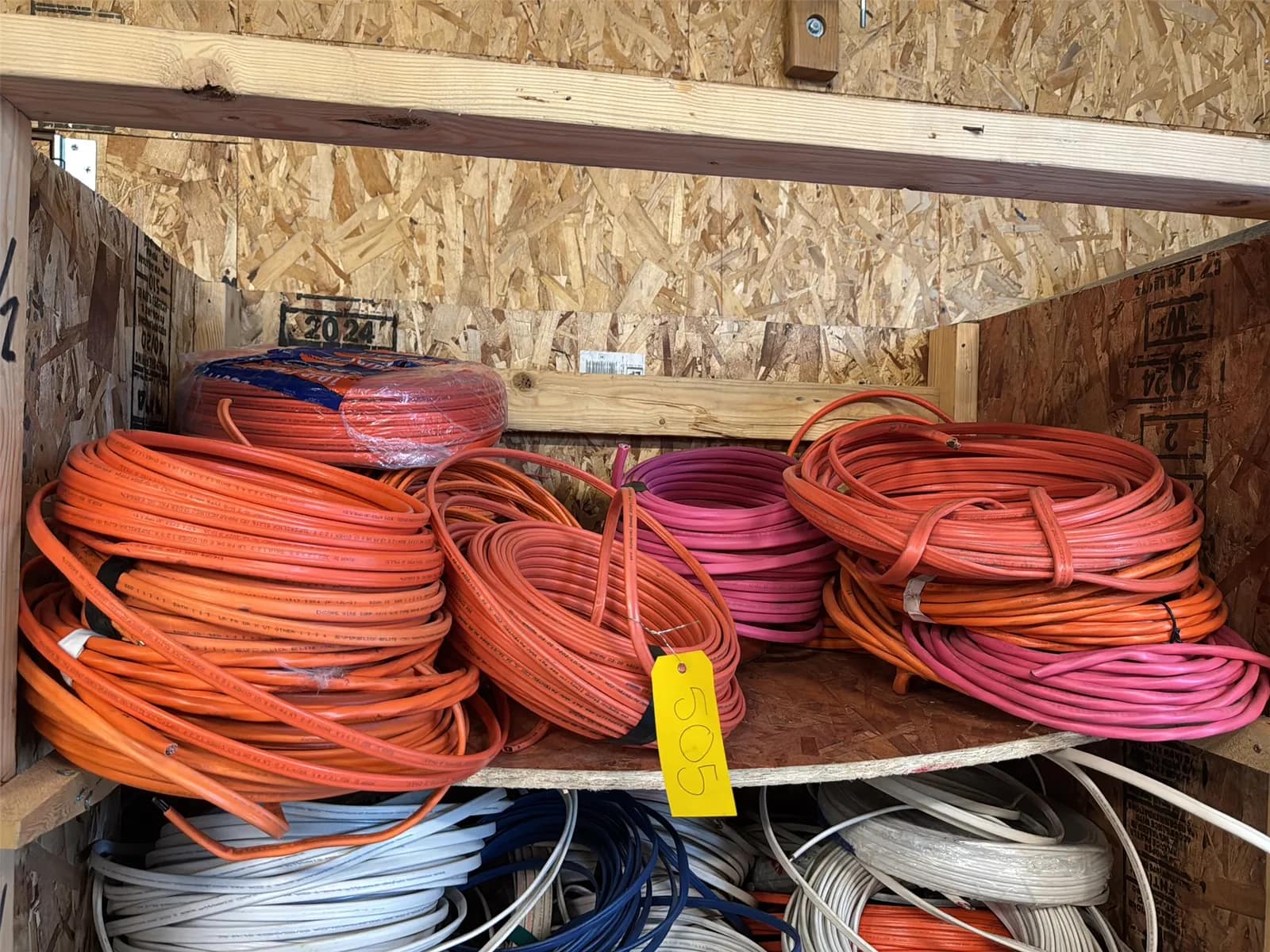 contents-of-1-shelf-assorted-wire-mubmmn9y