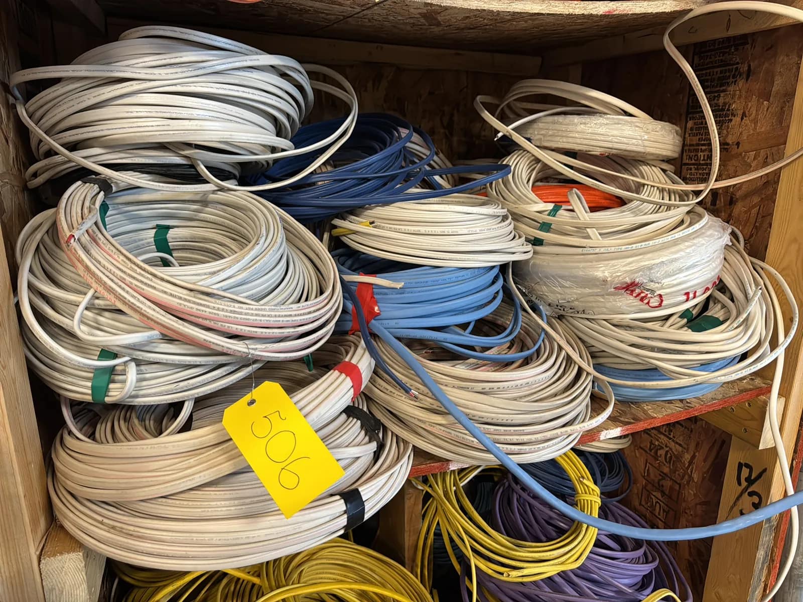 contents-of-1-shelf-assorted-wire-mubmmuha