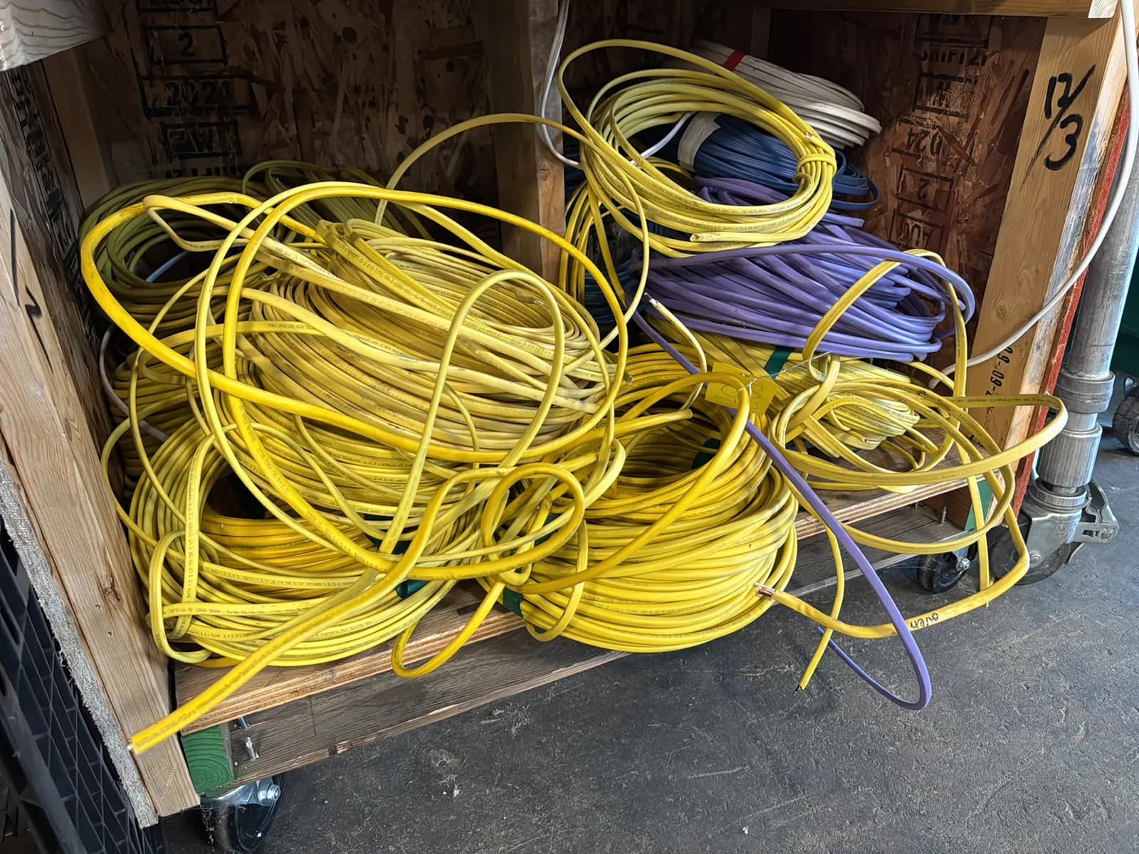 contents-of-1-shelf-assorted-wire-mubmnadm
