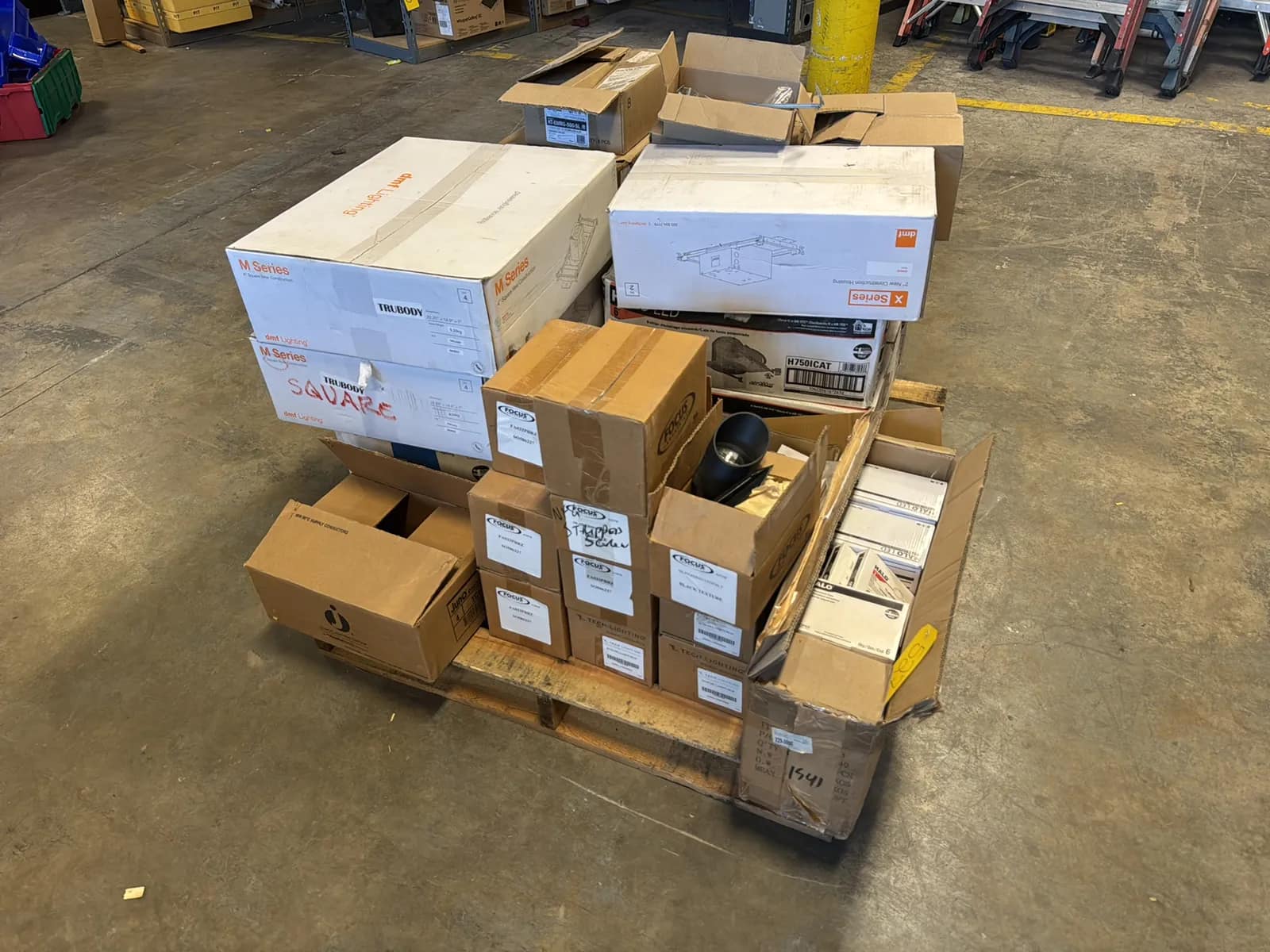 contents-of-pallet-4-downlight-fixtures-ground-lighting-3-halo-recessed-housings-and-6-halo-led-housings-30dcbb