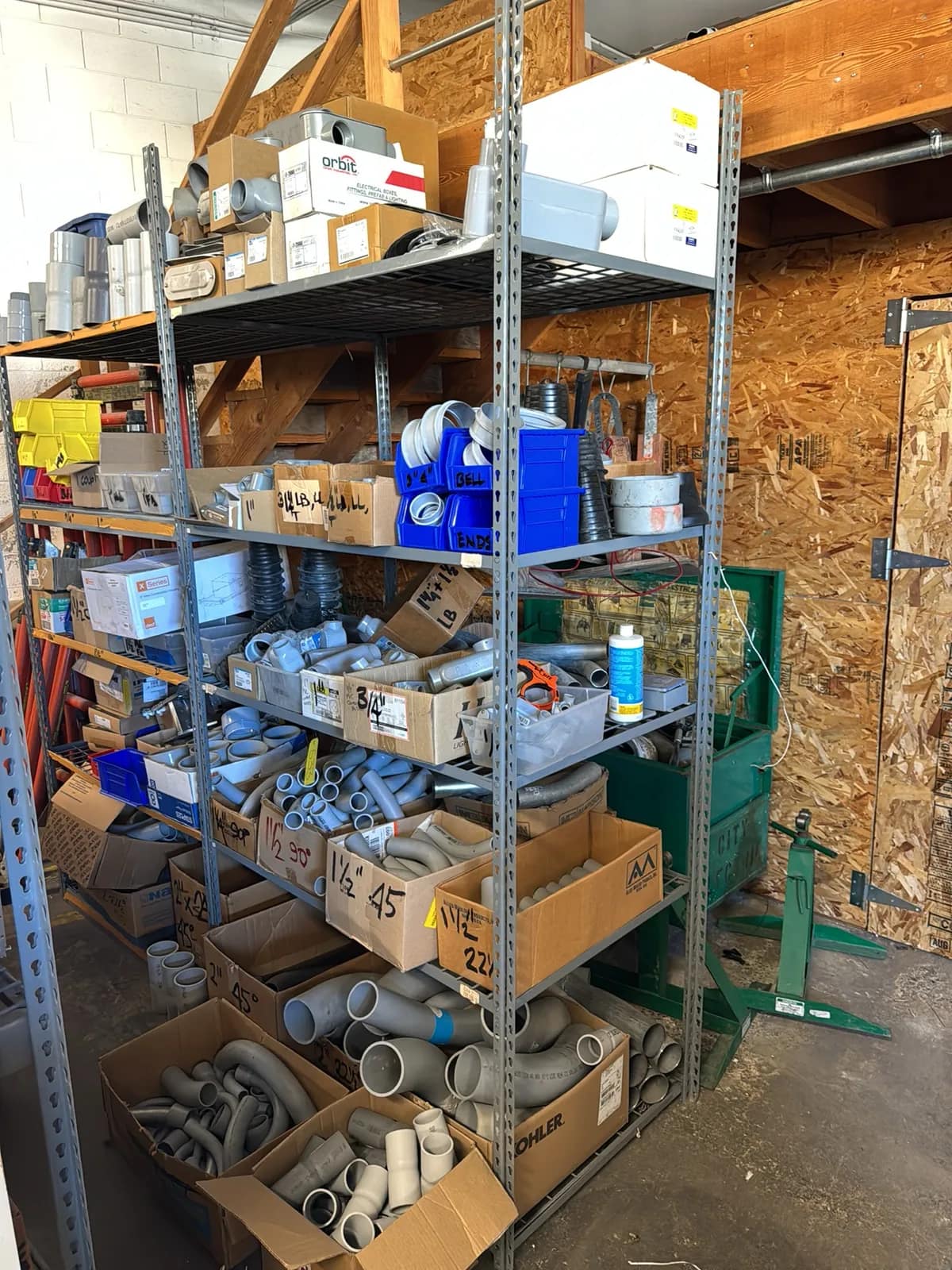 contents-of-1-rack-assorted-pvc-conduit-rack-not-included-mueh68uo