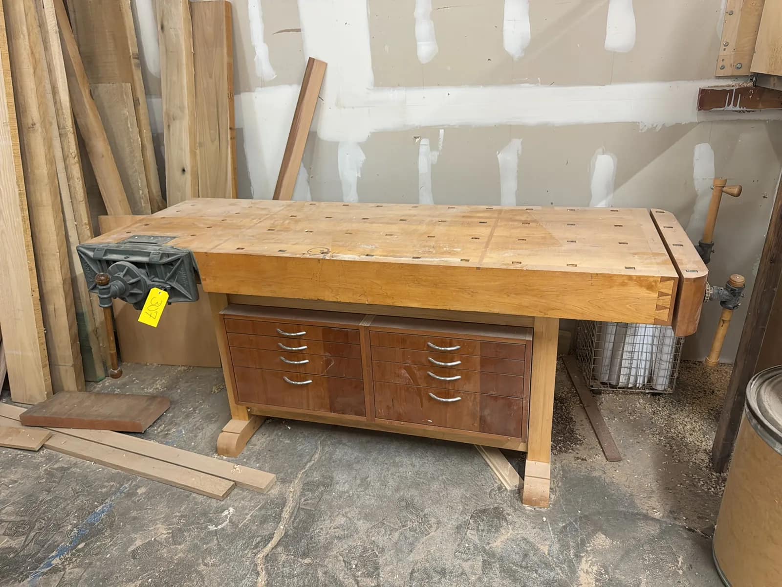 workbench-with-emmert-k-1-pattern-makers-vise-mud77igu