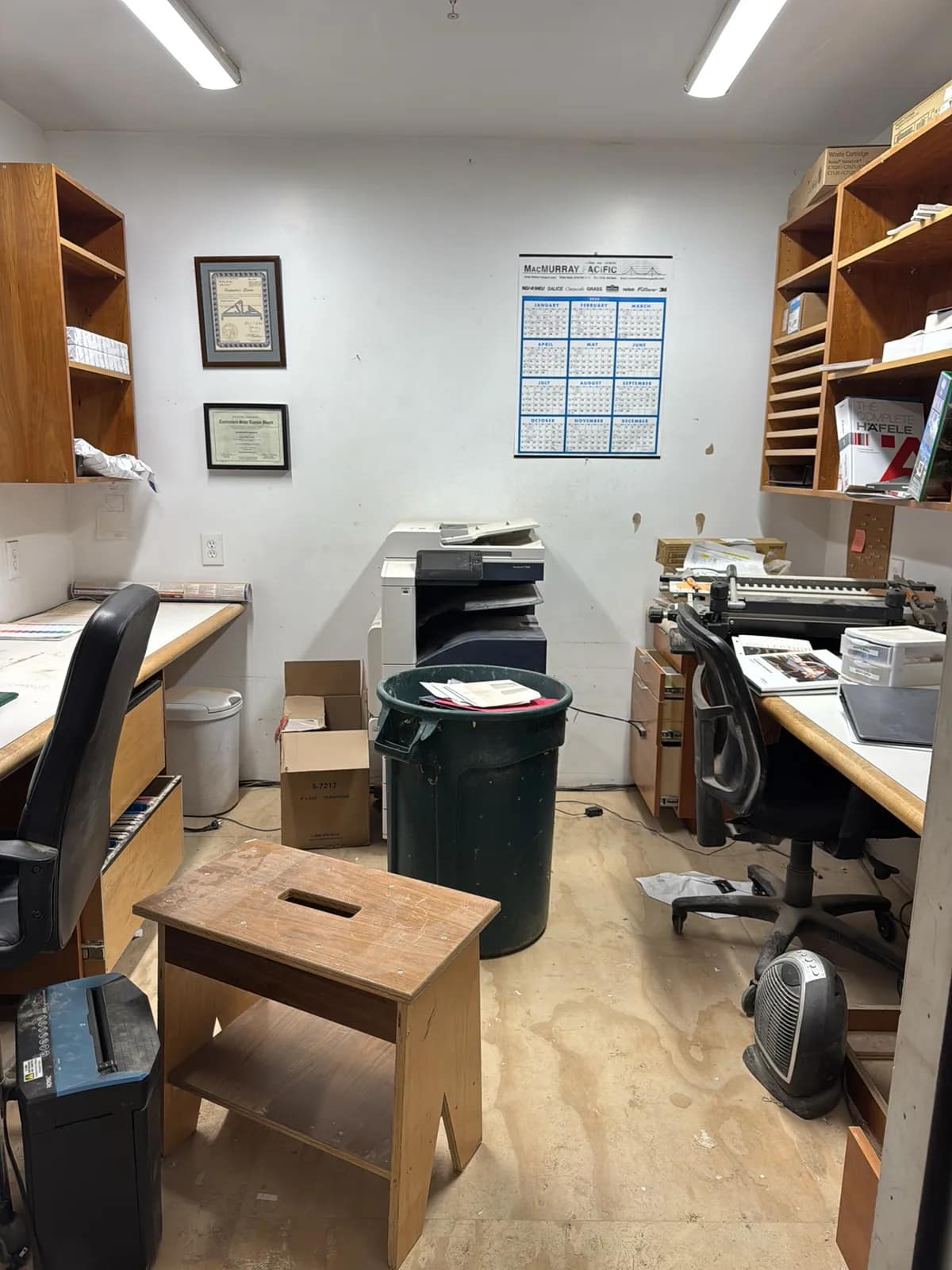 contents-of-room-computer-chairs-step-stool-paper-shredder-router-and-xerox-versalink-c7020-printer-b2ced8